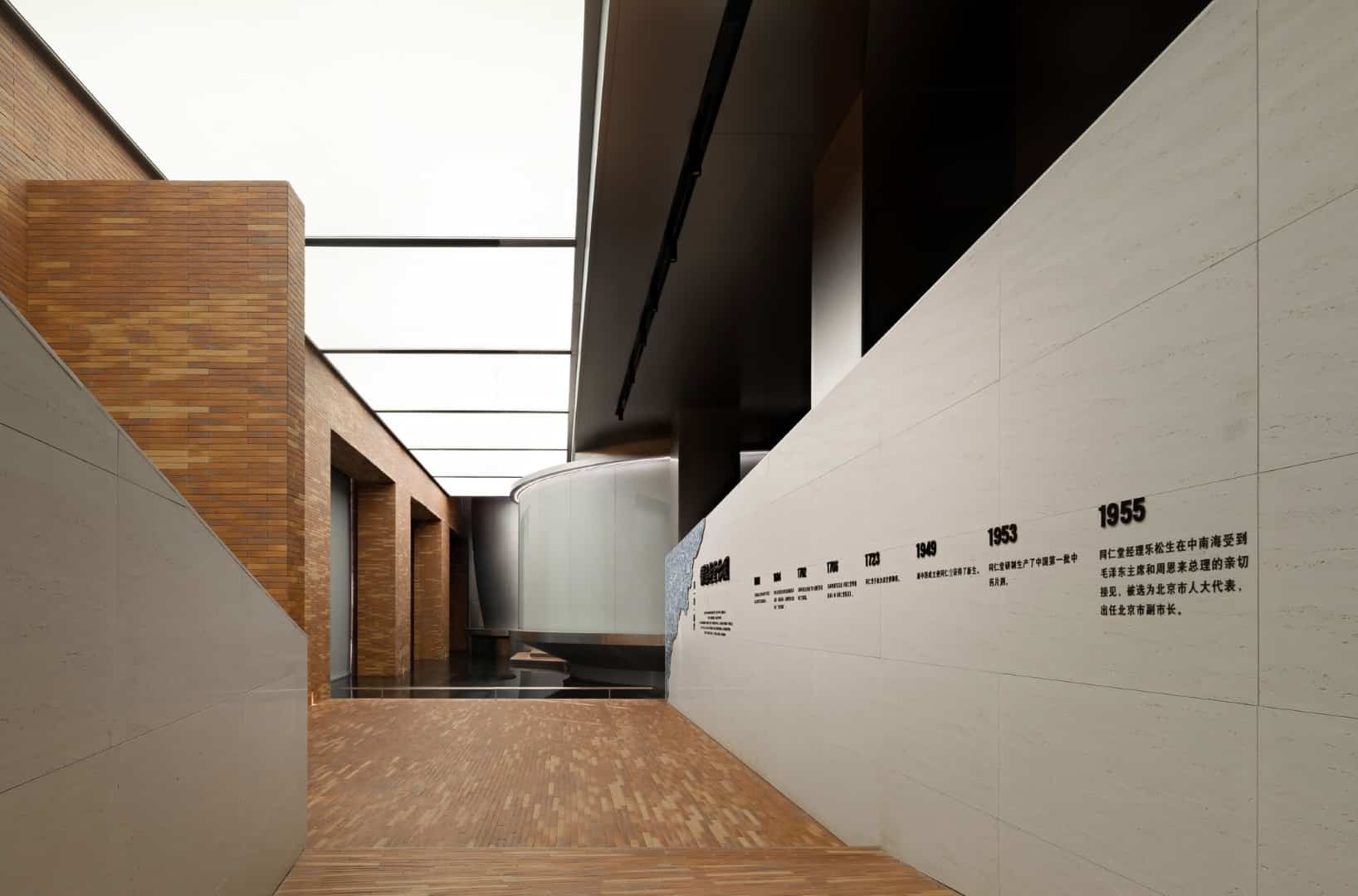 Programmed Light & Mirror Mirrored ceiling and dynamic lighting dissolving scale within an exhibition hall.