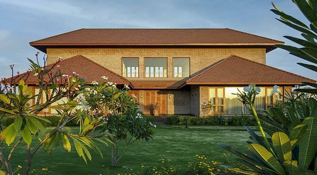 The House with Two Courts by Studio Mahajani + Mahajani in Phaltan, India