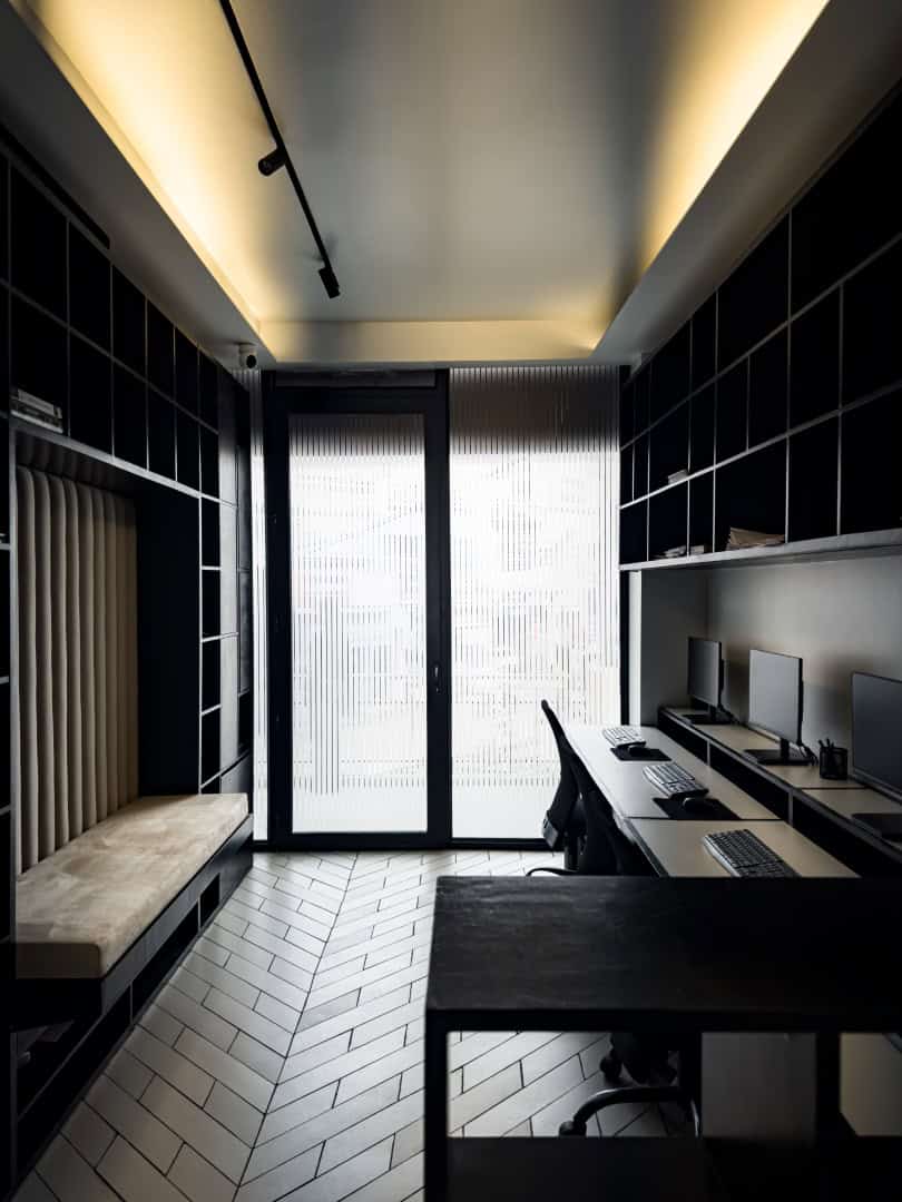 Maximizing Impact: 7ARC Design Office's 300 Sq Ft Fusion of Functionality and Aesthetics Maximizing Impact: 7ARC Design Office's 300 Sq Ft Fusion of Functionality and Aesthetics