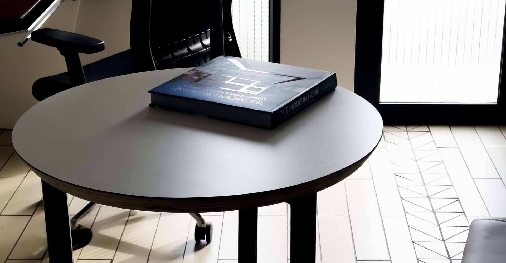 Maximizing Impact: 7ARC Design Office's 300 Sq Ft Fusion of Functionality and Aesthetics Maximizing Impact: 7ARC Design Office's 300 Sq Ft Fusion of Functionality and Aesthetics