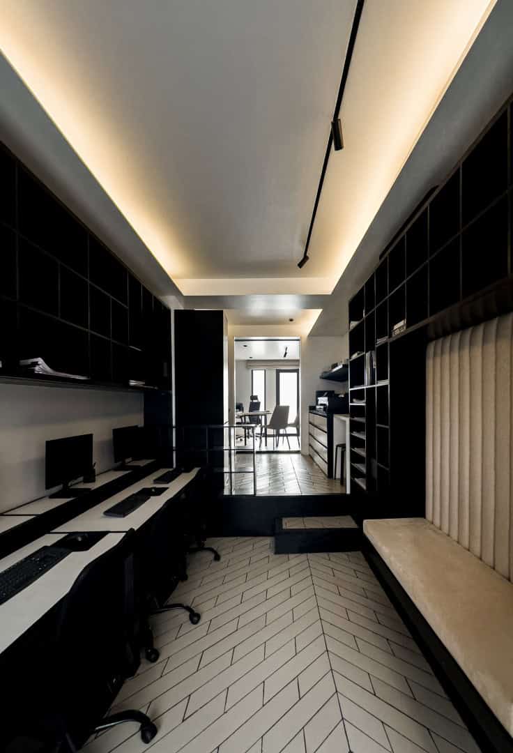 Maximizing Impact: 7ARC Design Office's 300 Sq Ft Fusion of Functionality and Aesthetics Maximizing Impact: 7ARC Design Office's 300 Sq Ft Fusion of Functionality and Aesthetics