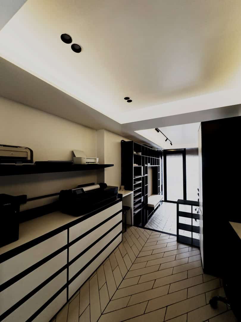 Maximizing Impact: 7ARC Design Office's 300 Sq Ft Fusion of Functionality and Aesthetics Maximizing Impact: 7ARC Design Office's 300 Sq Ft Fusion of Functionality and Aesthetics