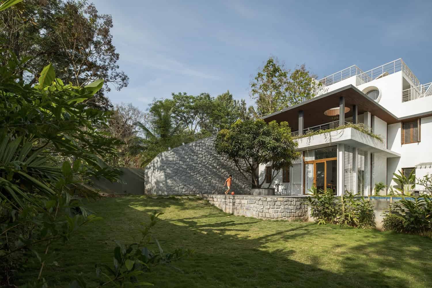 Siri Residence by Design Kacheri: A Tropical Luxury Retreat in Bengaluru Siri Residence by Design Kacheri: A Tropical Luxury Retreat in Bengaluru