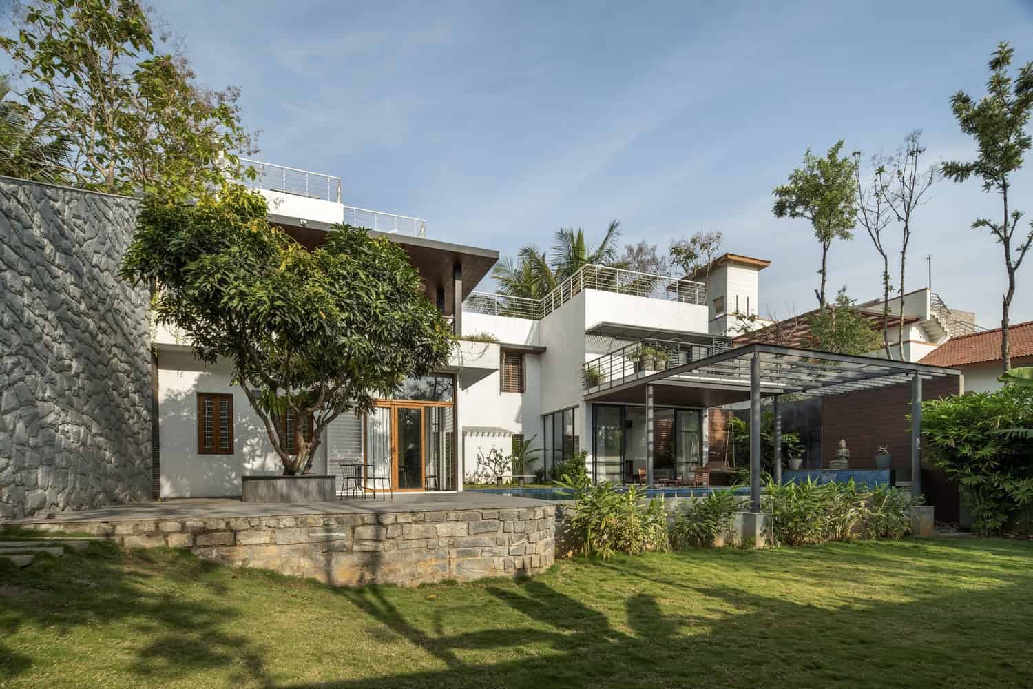 Siri Residence by Design Kacheri: A Tropical Luxury Retreat in Bengaluru Siri Residence by Design Kacheri: A Tropical Luxury Retreat in Bengaluru