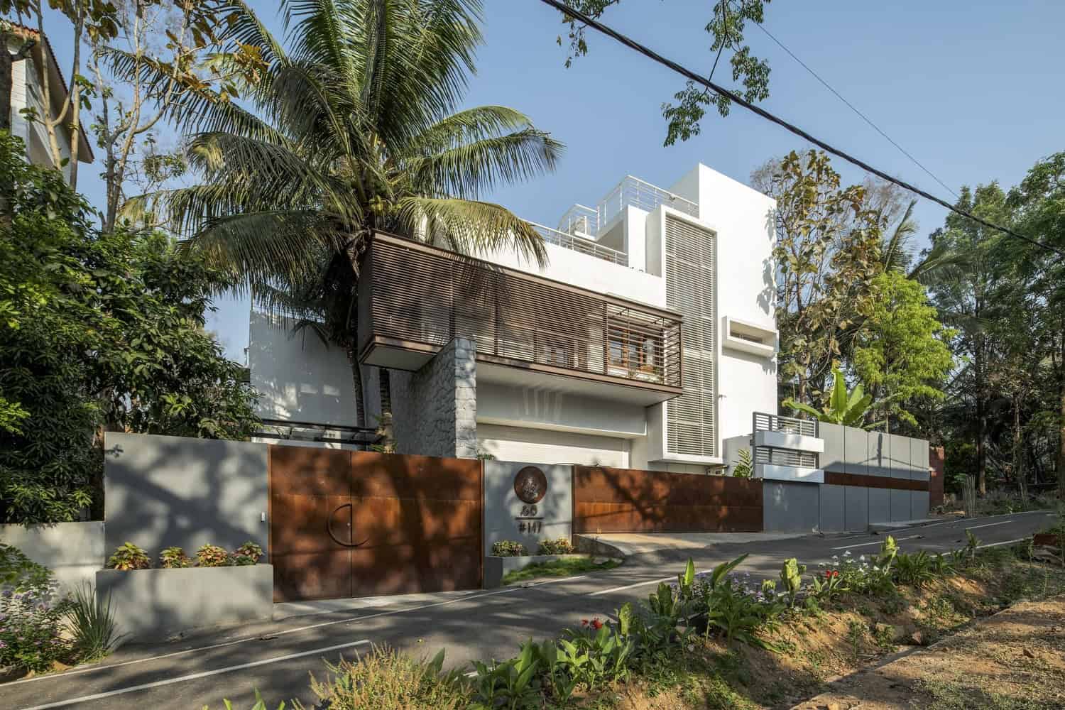 Siri Residence by Design Kacheri: A Tropical Luxury Retreat in Bengaluru Siri Residence by Design Kacheri: A Tropical Luxury Retreat in Bengaluru