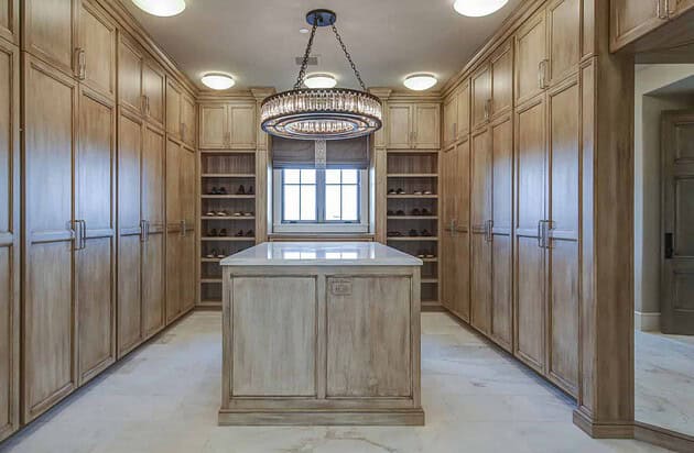 15 Luxurious Mediterranean Walk-In Closet Designs for the Ultimate Retreat