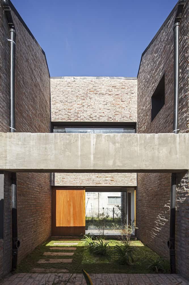 Cantilevered House | Adolfo Schlieper Arquitectos | Roldán, Argentina Cantilevered House | Adolfo Schlieper Arquitectos | Roldán, Argentina