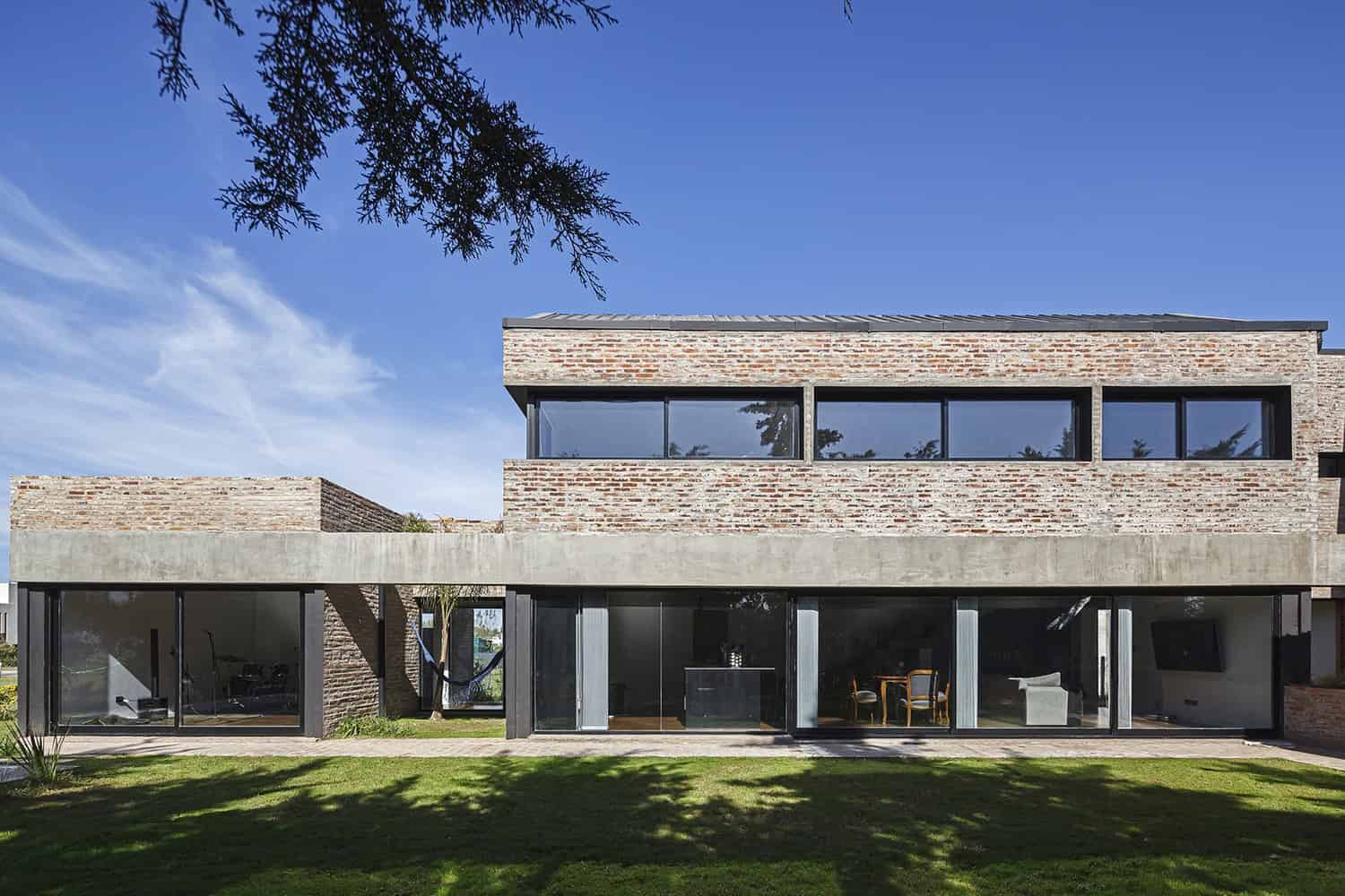 Cantilevered House | Adolfo Schlieper Arquitectos | Roldán, Argentina Cantilevered House | Adolfo Schlieper Arquitectos | Roldán, Argentina