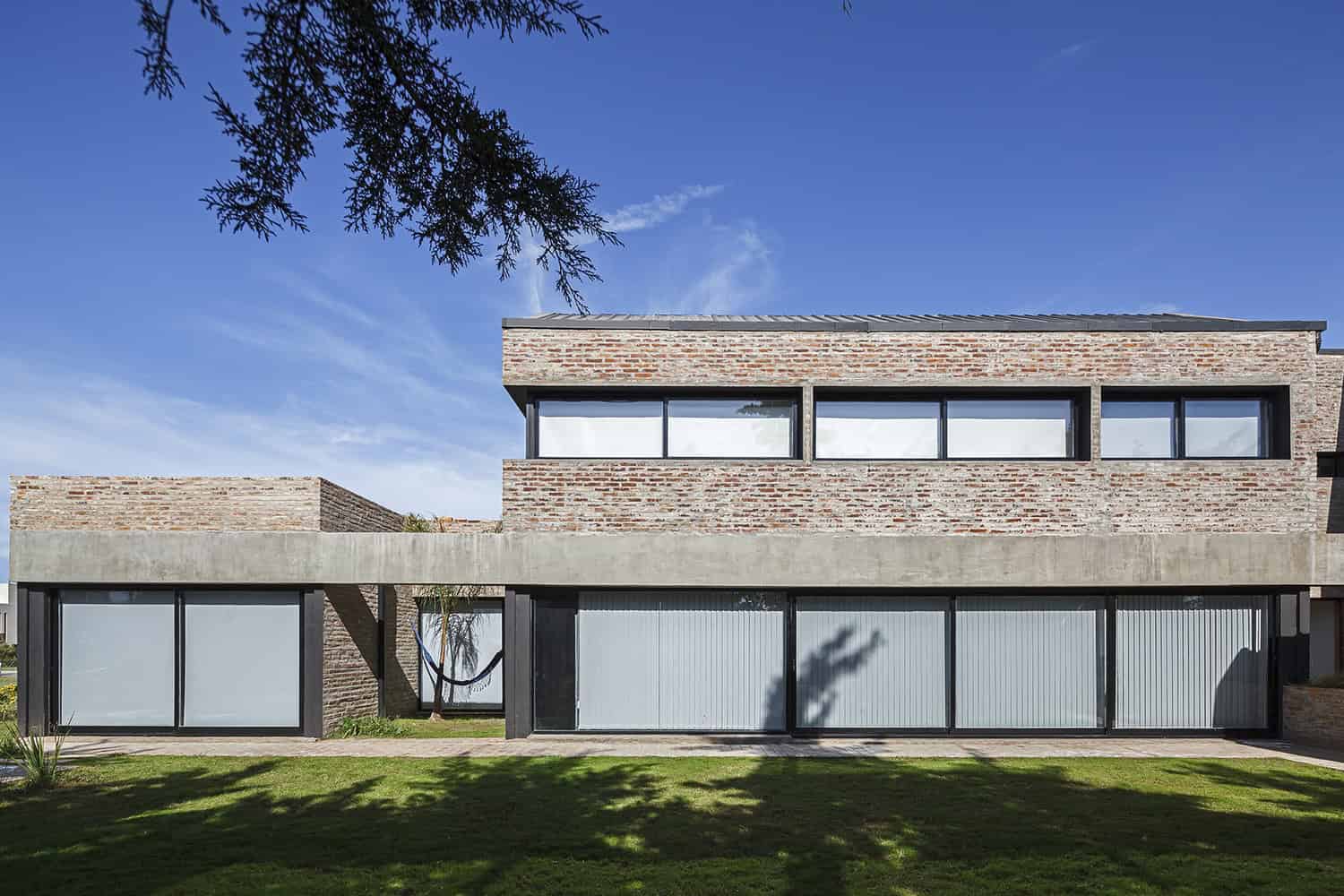 Cantilevered House | Adolfo Schlieper Arquitectos | Roldán, Argentina Cantilevered House | Adolfo Schlieper Arquitectos | Roldán, Argentina