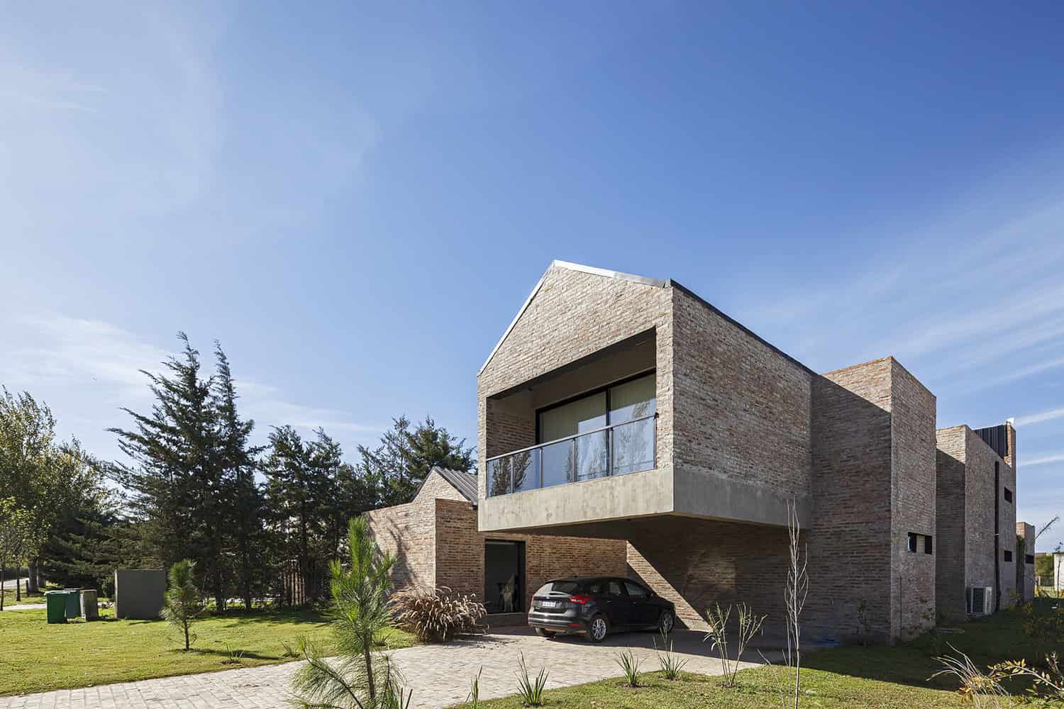 Cantilevered House | Adolfo Schlieper Arquitectos | Roldán, Argentina Cantilevered House | Adolfo Schlieper Arquitectos | Roldán, Argentina