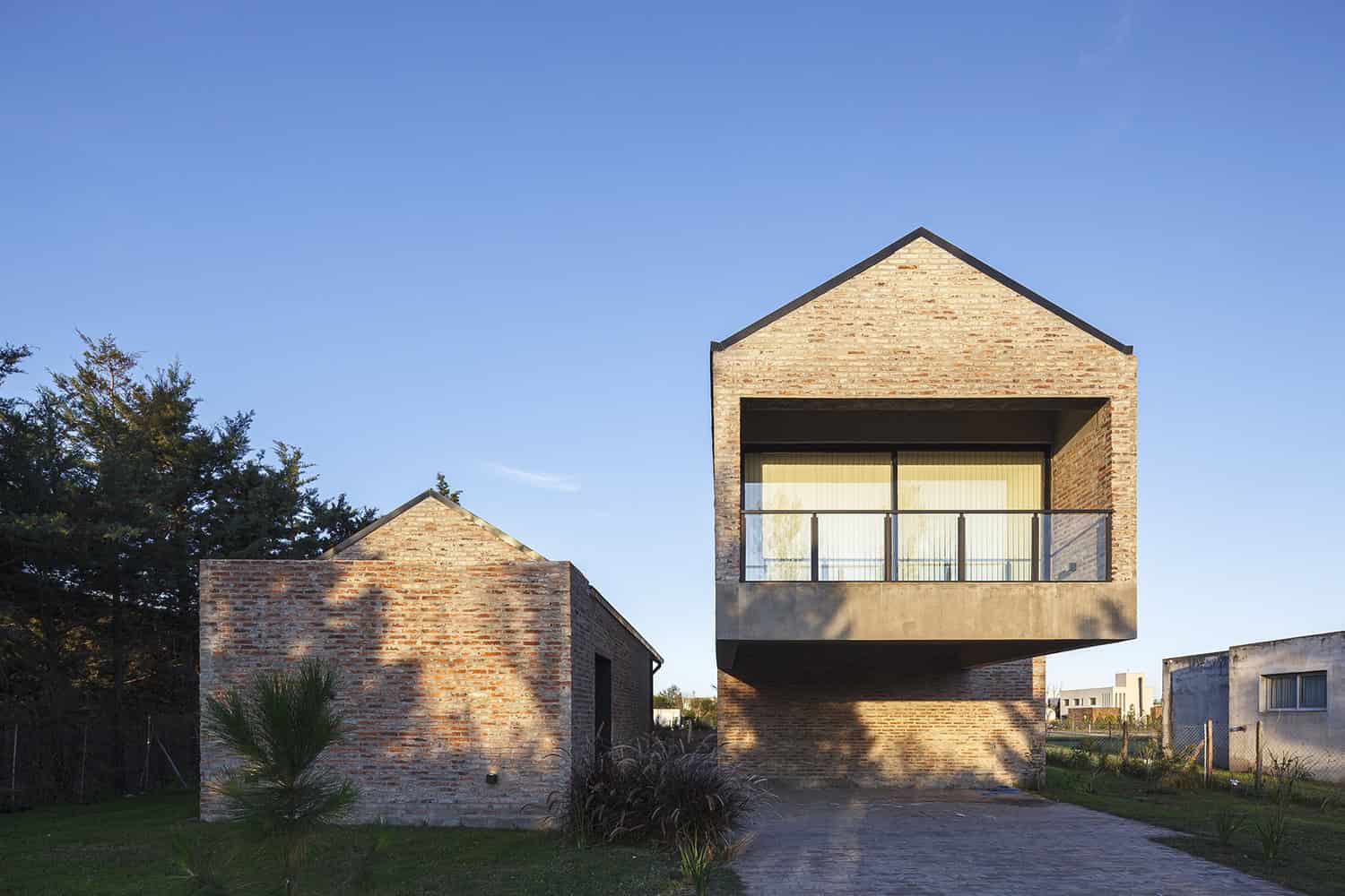 Cantilevered House | Adolfo Schlieper Arquitectos | Roldán, Argentina Cantilevered House | Adolfo Schlieper Arquitectos | Roldán, Argentina