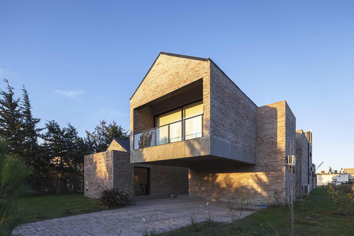 Cantilevered House | Adolfo Schlieper Arquitectos | Roldán, Argentina Cantilevered House | Adolfo Schlieper Arquitectos | Roldán, Argentina