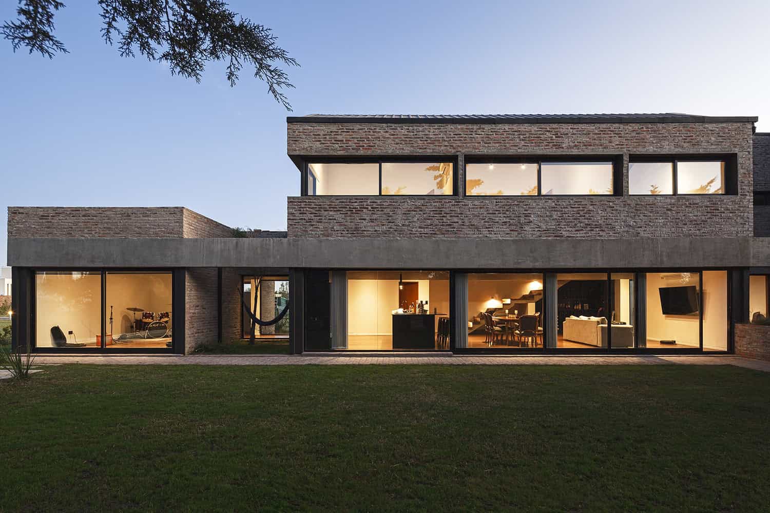 Cantilevered House | Adolfo Schlieper Arquitectos | Roldán, Argentina Cantilevered House | Adolfo Schlieper Arquitectos | Roldán, Argentina