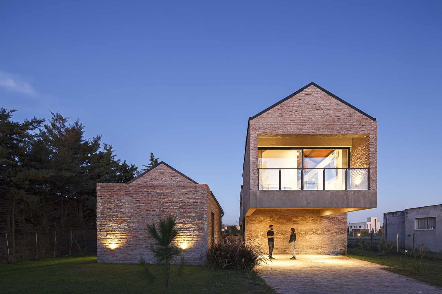 Cantilevered House | Adolfo Schlieper Arquitectos | Roldán, Argentina Cantilevered House | Adolfo Schlieper Arquitectos | Roldán, Argentina