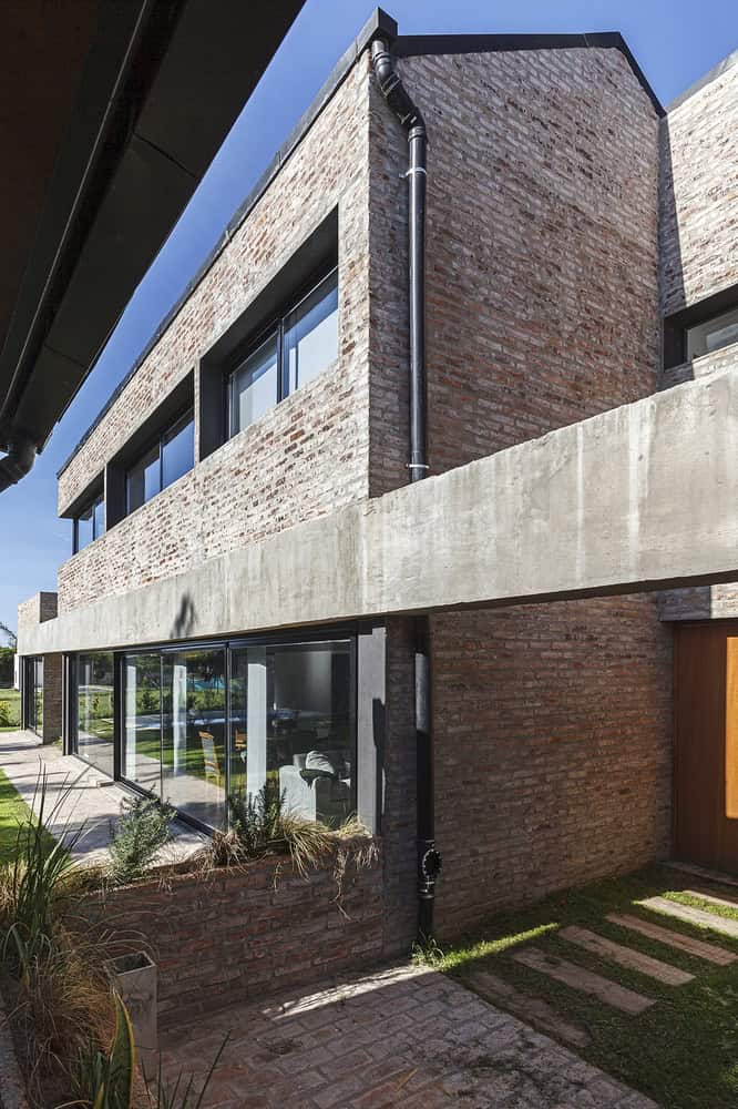Cantilevered House | Adolfo Schlieper Arquitectos | Roldán, Argentina Cantilevered House | Adolfo Schlieper Arquitectos | Roldán, Argentina