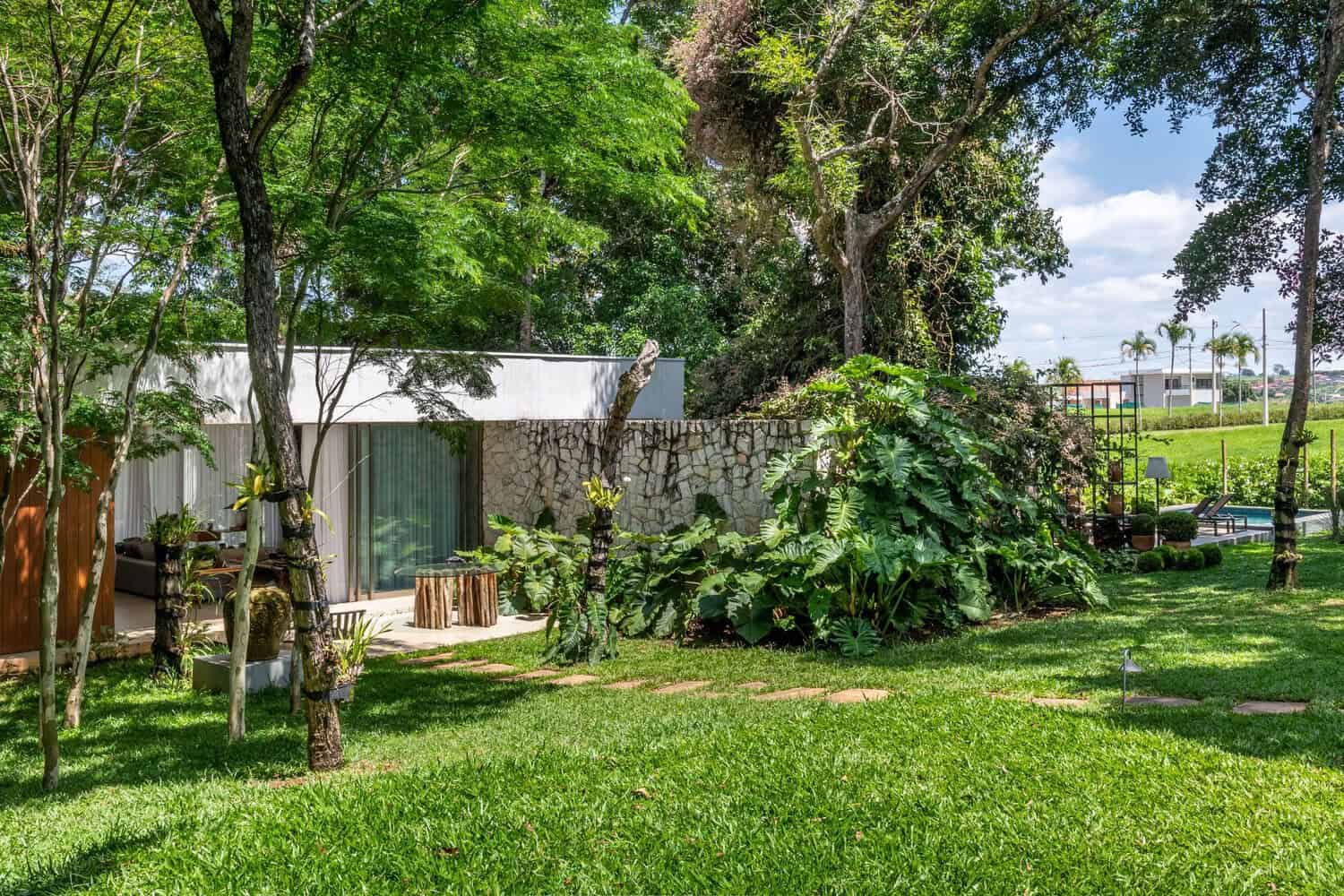 Monteiro House by Mateus Monteiro: A Tranquil Forest Retreat in Brazil Monteiro House by Mateus Monteiro: A Tranquil Forest Retreat in Brazil