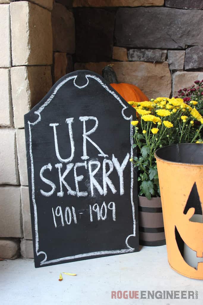 Creepy Welcome: DIY Halloween Signs Creepy Welcome: DIY Halloween Signs