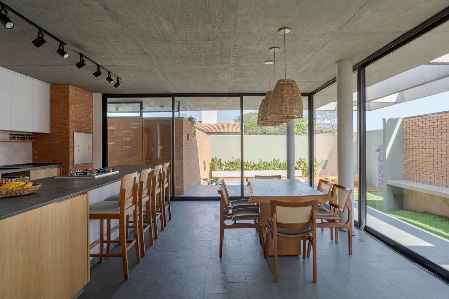 Lazer House by Watanabe Arquitetura: Sustainable Design on a Brazilian Slope Lazer House by Watanabe Arquitetura: Sustainable Design on a Brazilian Slope