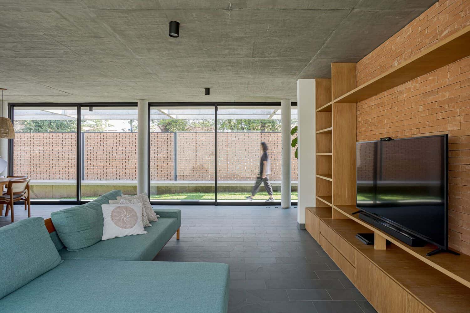 Lazer House by Watanabe Arquitetura: Sustainable Design on a Brazilian Slope Lazer House by Watanabe Arquitetura: Sustainable Design on a Brazilian Slope