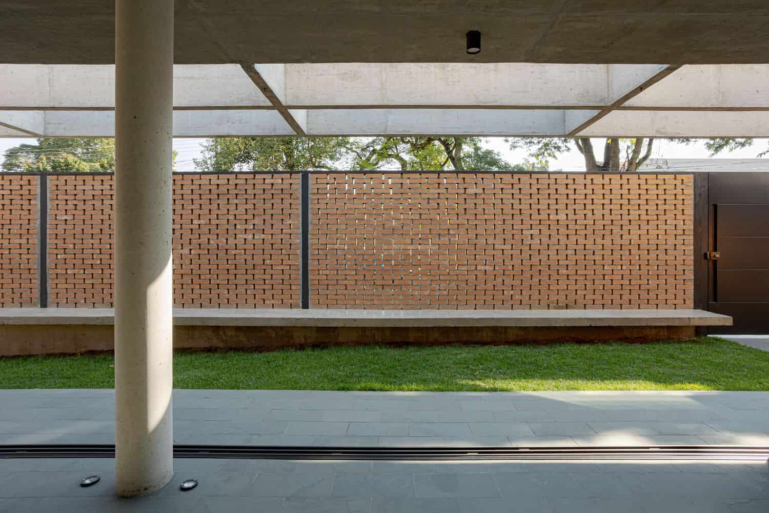 Lazer House by Watanabe Arquitetura: Sustainable Design on a Brazilian Slope Lazer House by Watanabe Arquitetura: Sustainable Design on a Brazilian Slope