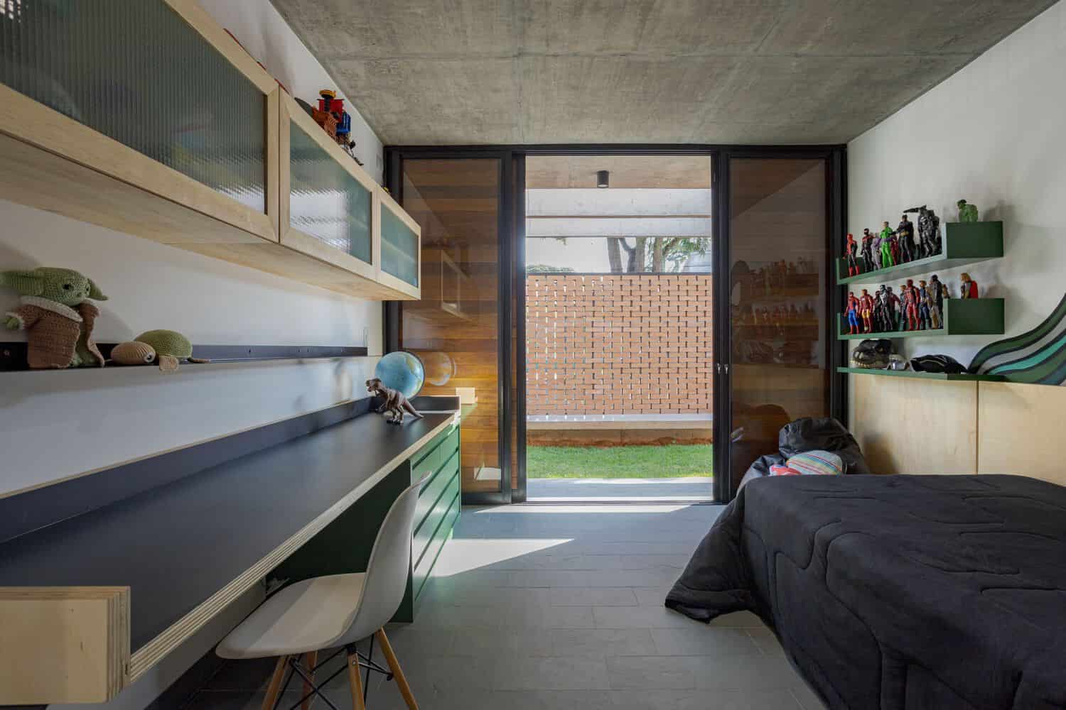 Lazer House by Watanabe Arquitetura: Sustainable Design on a Brazilian Slope Lazer House by Watanabe Arquitetura: Sustainable Design on a Brazilian Slope