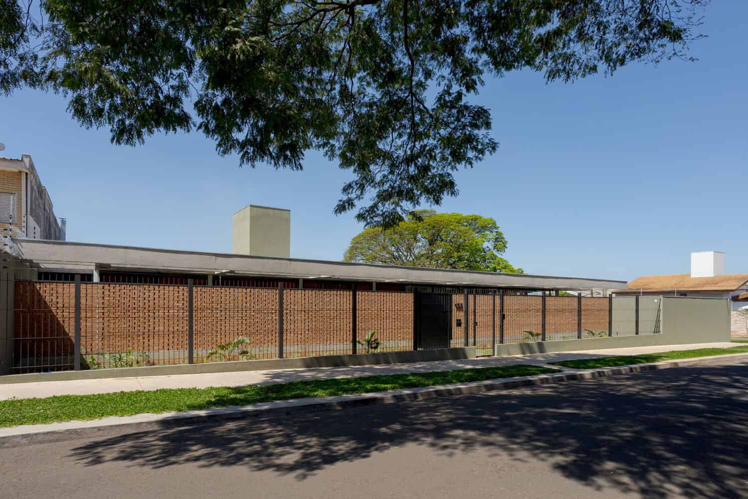 Lazer House by Watanabe Arquitetura: Sustainable Design on a Brazilian Slope Lazer House by Watanabe Arquitetura: Sustainable Design on a Brazilian Slope