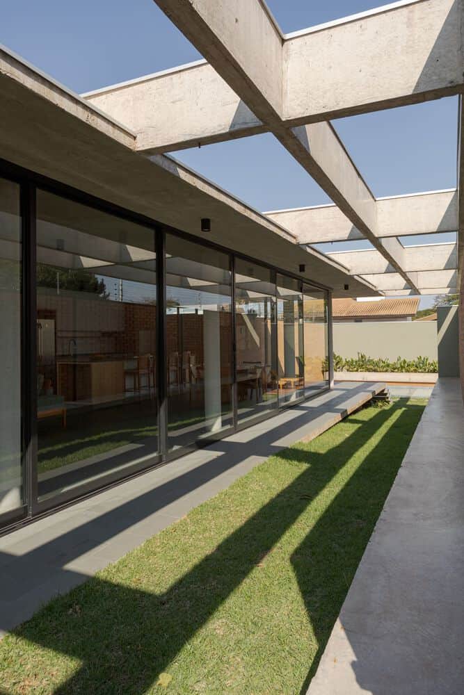 Lazer House by Watanabe Arquitetura: Sustainable Design on a Brazilian Slope Lazer House by Watanabe Arquitetura: Sustainable Design on a Brazilian Slope