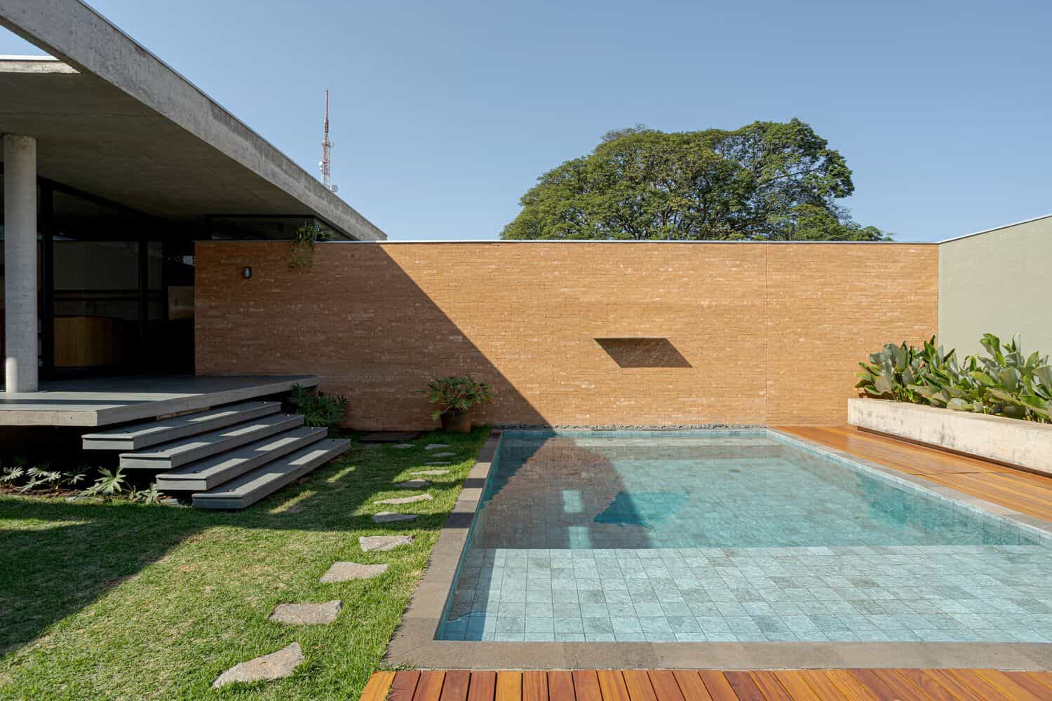 Lazer House by Watanabe Arquitetura: Sustainable Design on a Brazilian Slope Lazer House by Watanabe Arquitetura: Sustainable Design on a Brazilian Slope