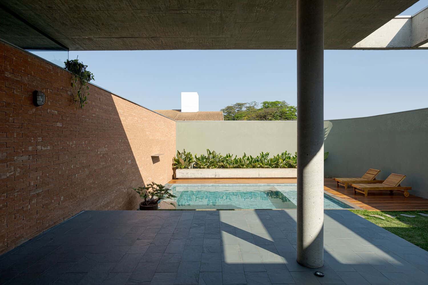 Lazer House by Watanabe Arquitetura: Sustainable Design on a Brazilian Slope Lazer House by Watanabe Arquitetura: Sustainable Design on a Brazilian Slope