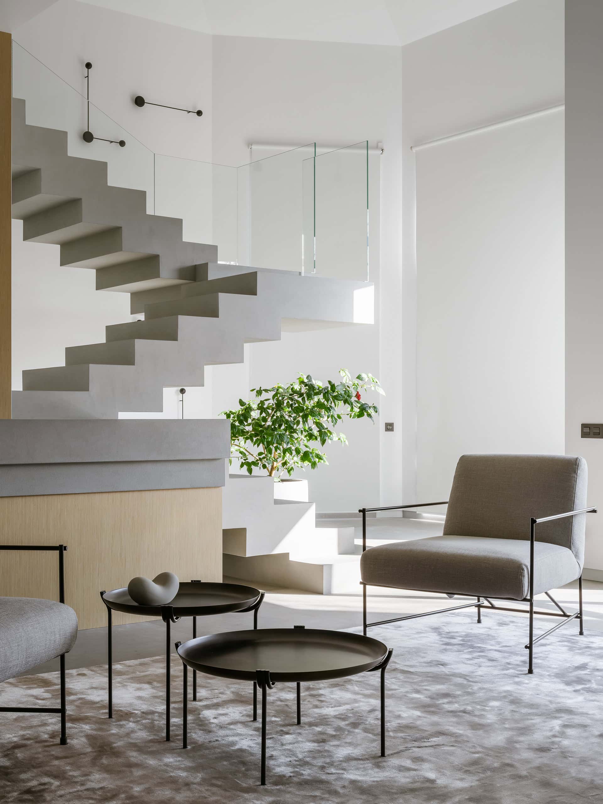 The House with a Soaring Staircase: A Minimalist Renovation by Makedesign Studio The House with a Soaring Staircase: A Minimalist Renovation by Makedesign Studio