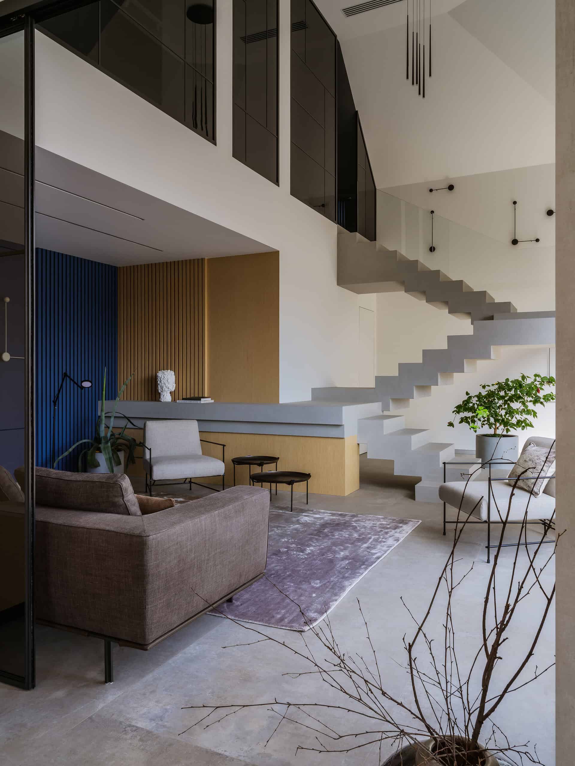 The House with a Soaring Staircase: A Minimalist Renovation by Makedesign Studio The House with a Soaring Staircase: A Minimalist Renovation by Makedesign Studio