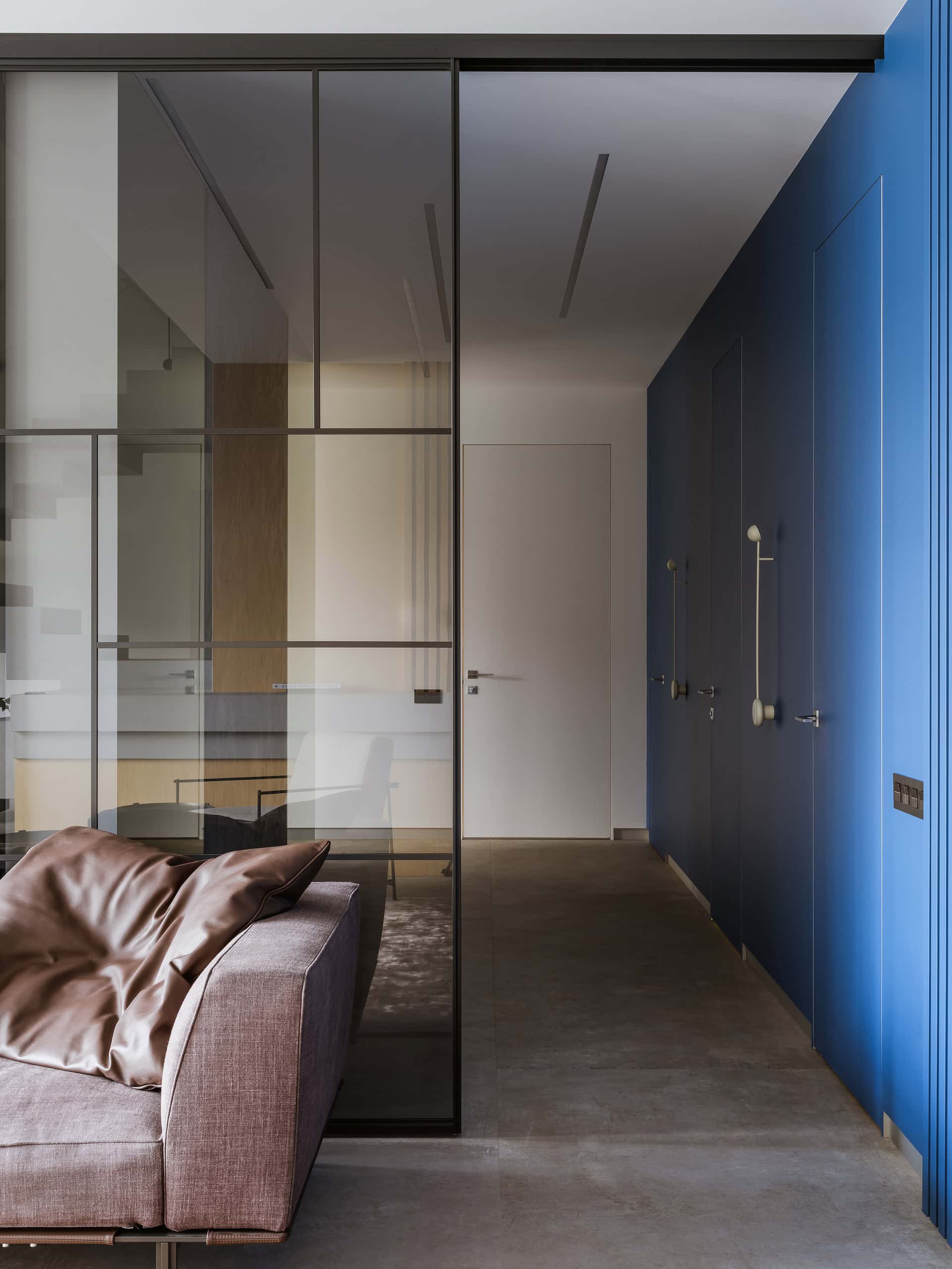 The House with a Soaring Staircase: A Minimalist Renovation by Makedesign Studio The House with a Soaring Staircase: A Minimalist Renovation by Makedesign Studio