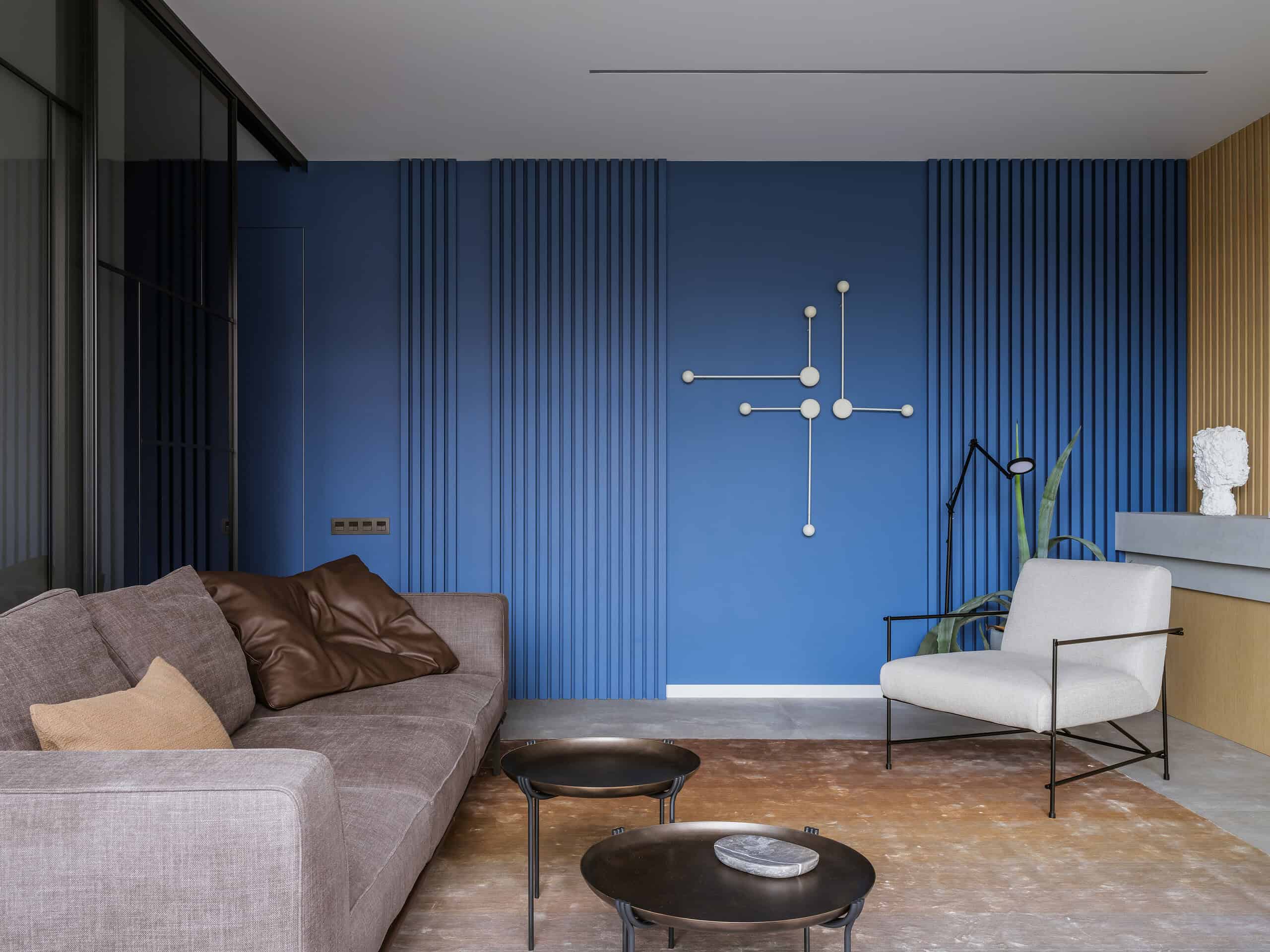 The House with a Soaring Staircase: A Minimalist Renovation by Makedesign Studio The House with a Soaring Staircase: A Minimalist Renovation by Makedesign Studio