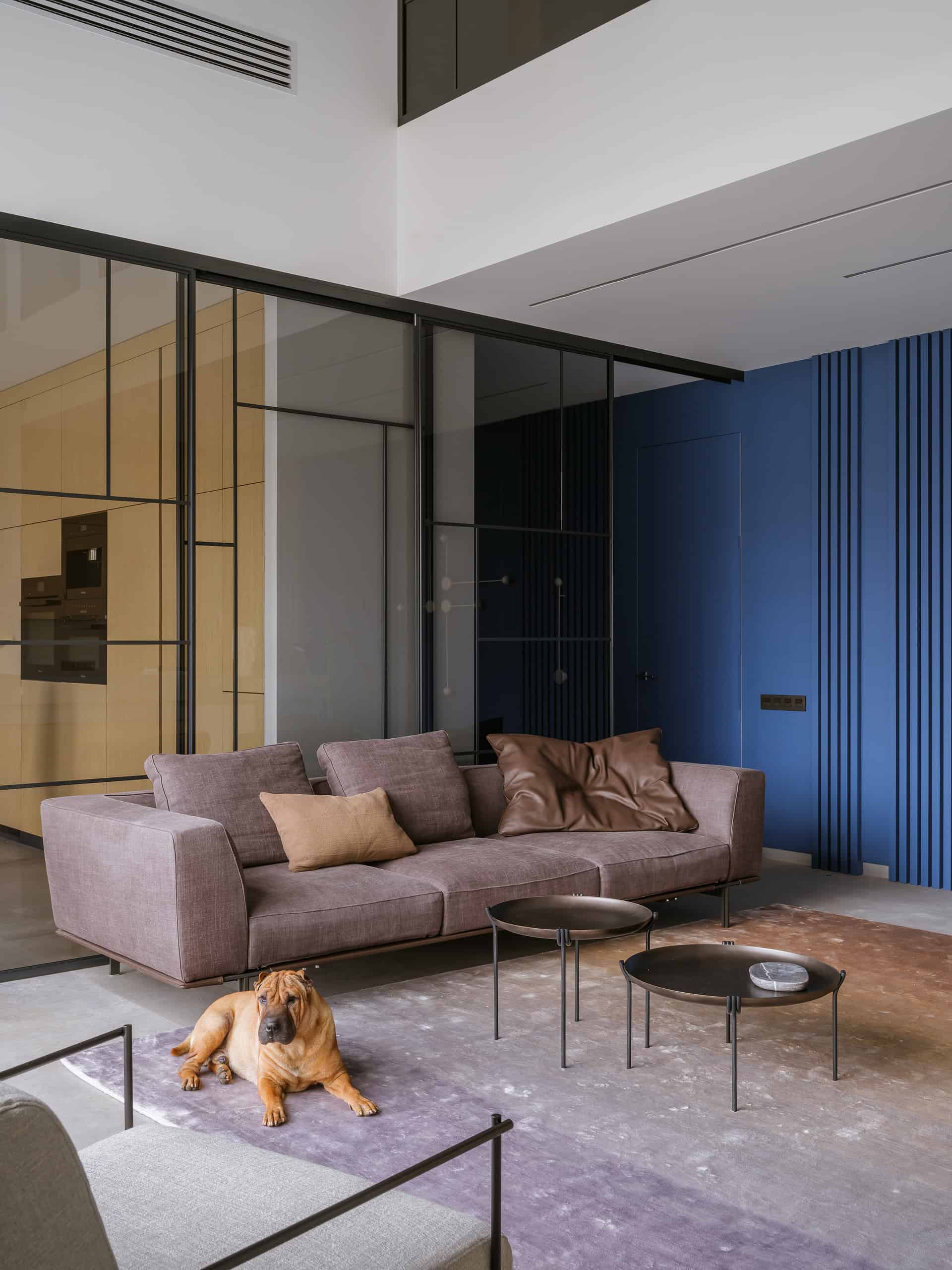 The House with a Soaring Staircase: A Minimalist Renovation by Makedesign Studio The House with a Soaring Staircase: A Minimalist Renovation by Makedesign Studio