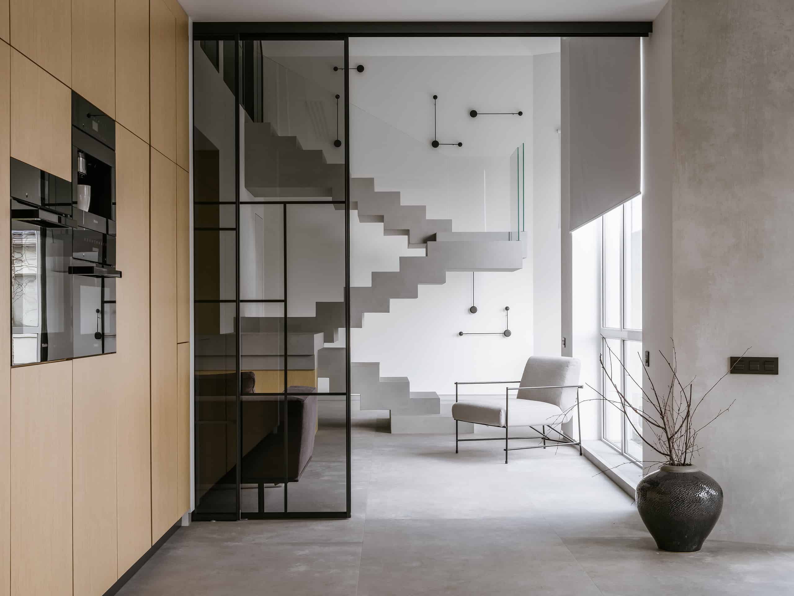 The House with a Soaring Staircase: A Minimalist Renovation by Makedesign Studio The House with a Soaring Staircase: A Minimalist Renovation by Makedesign Studio