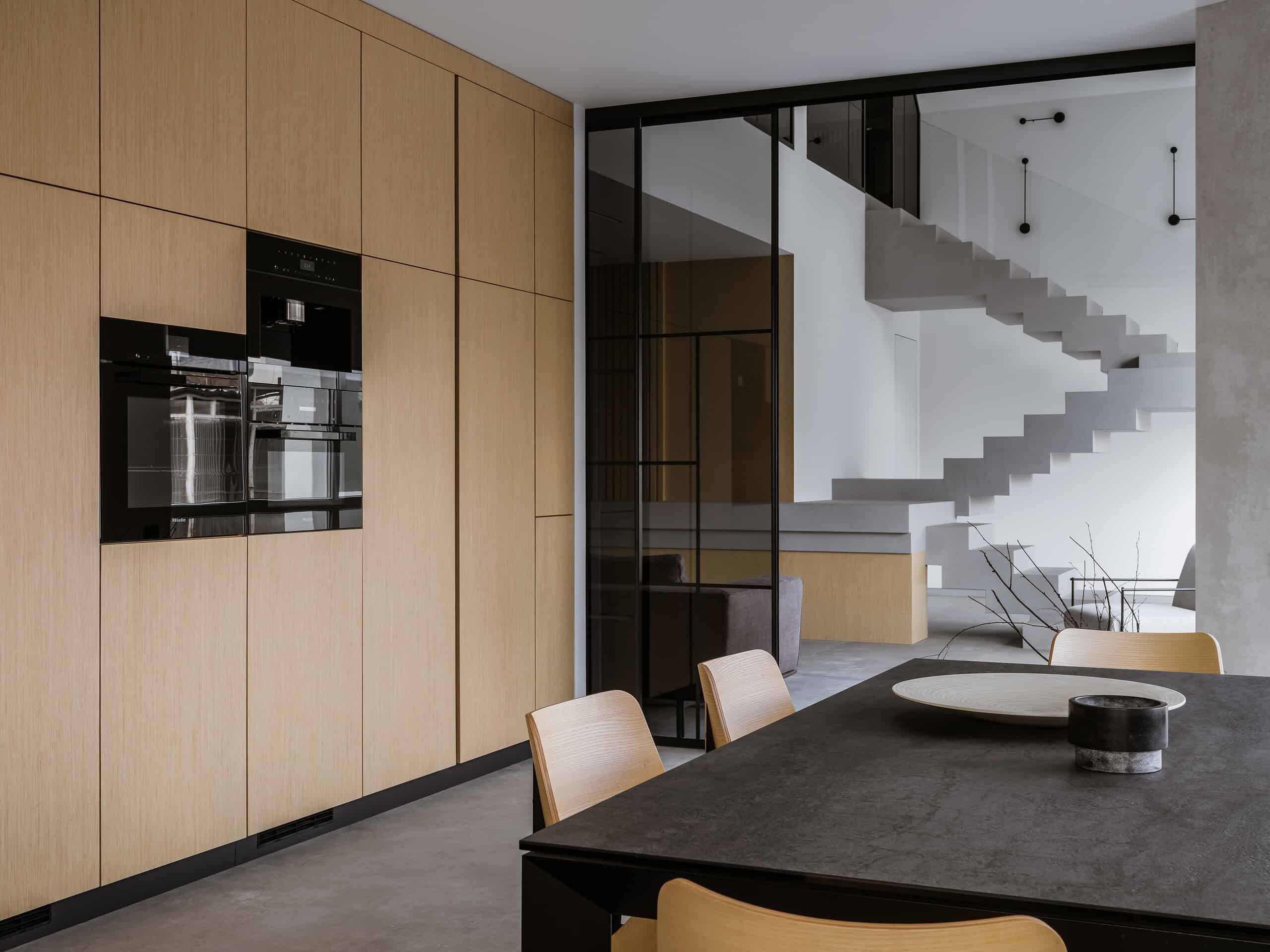 The House with a Soaring Staircase: A Minimalist Renovation by Makedesign Studio The House with a Soaring Staircase: A Minimalist Renovation by Makedesign Studio