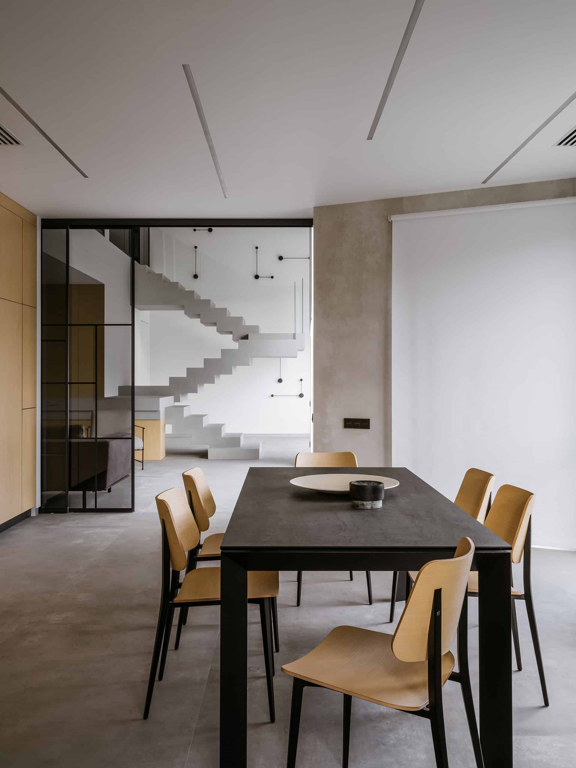 The House with a Soaring Staircase: A Minimalist Renovation by Makedesign Studio The House with a Soaring Staircase: A Minimalist Renovation by Makedesign Studio