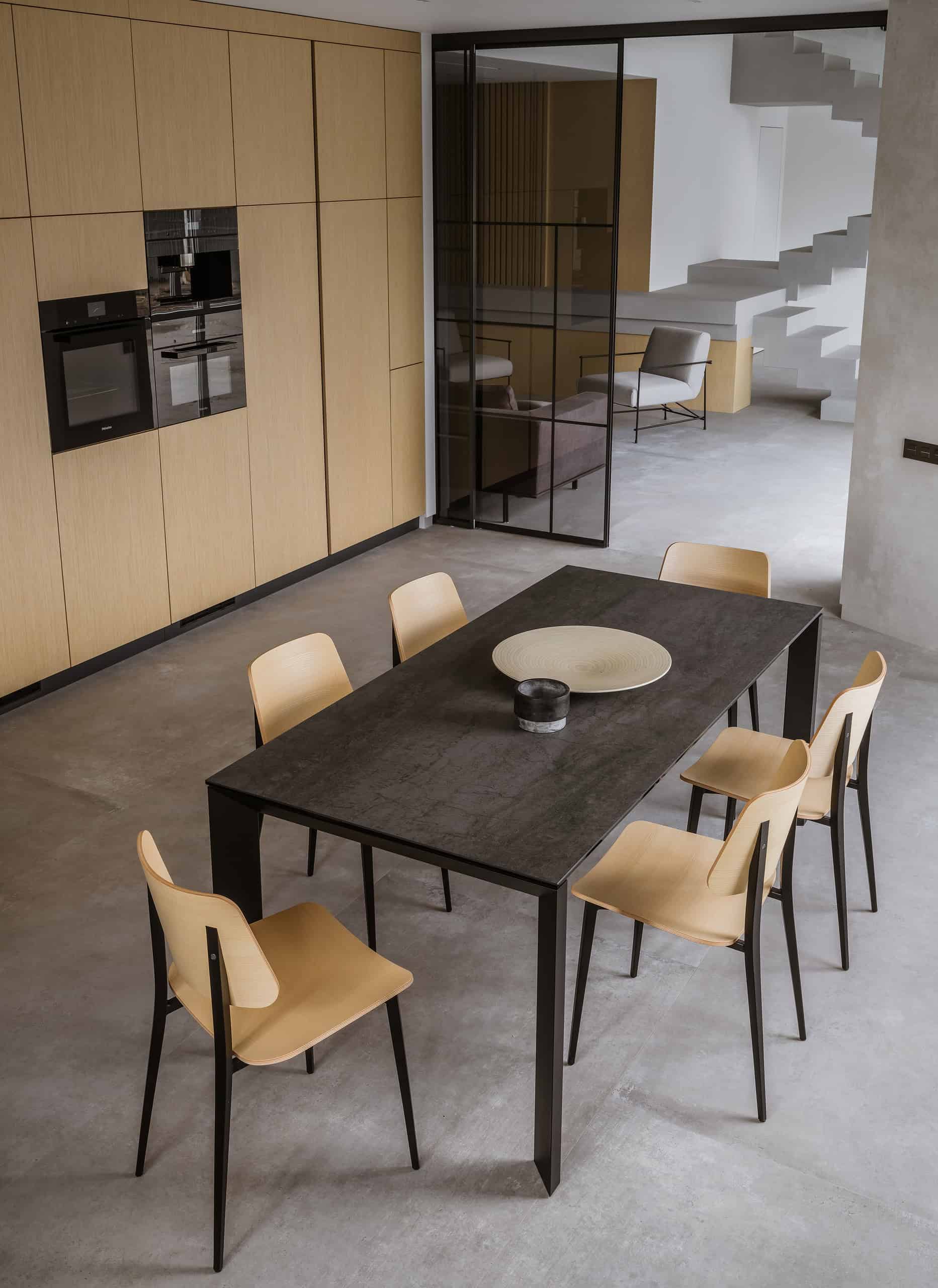 The House with a Soaring Staircase: A Minimalist Renovation by Makedesign Studio The House with a Soaring Staircase: A Minimalist Renovation by Makedesign Studio