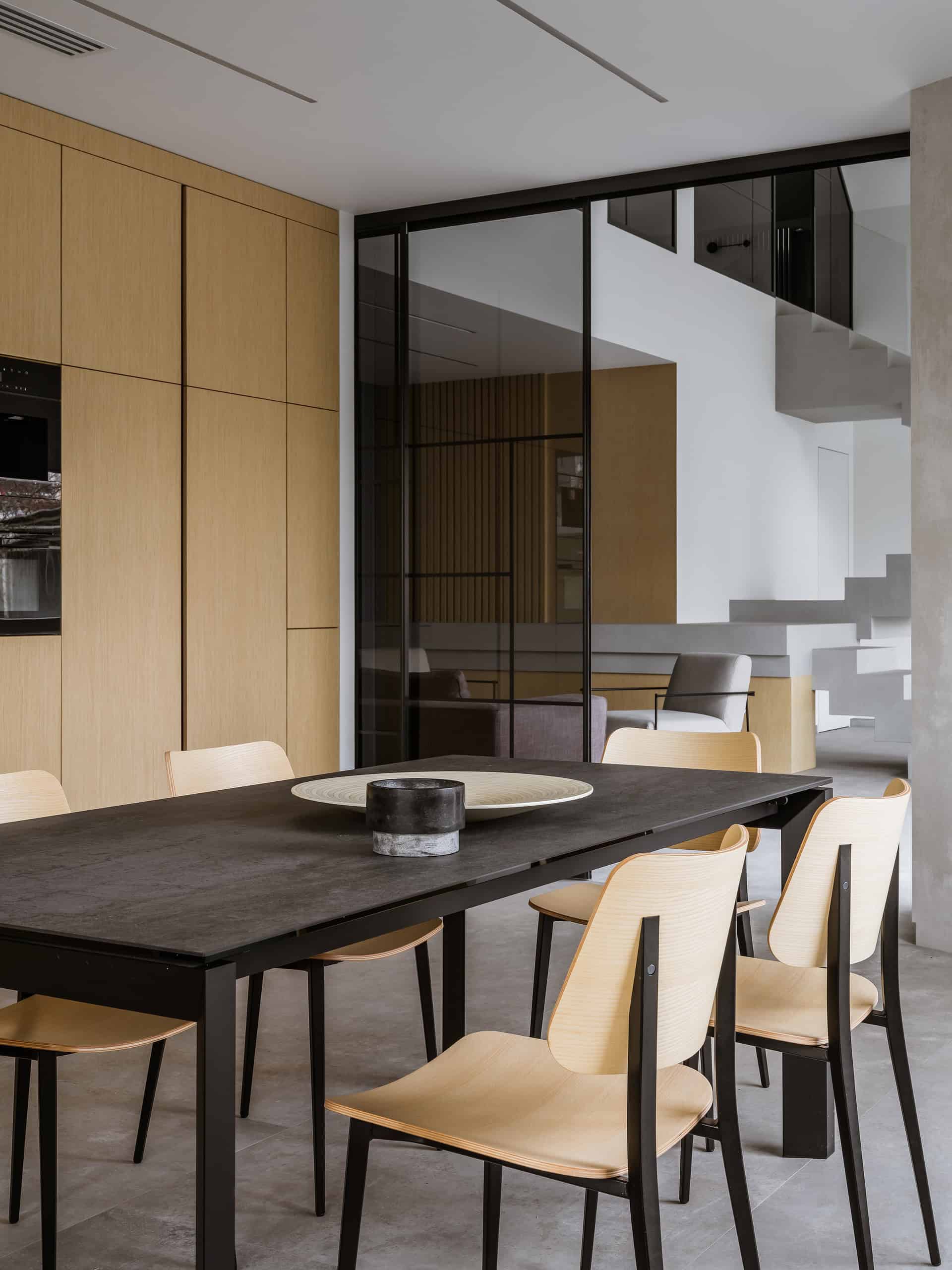 The House with a Soaring Staircase: A Minimalist Renovation by Makedesign Studio The House with a Soaring Staircase: A Minimalist Renovation by Makedesign Studio