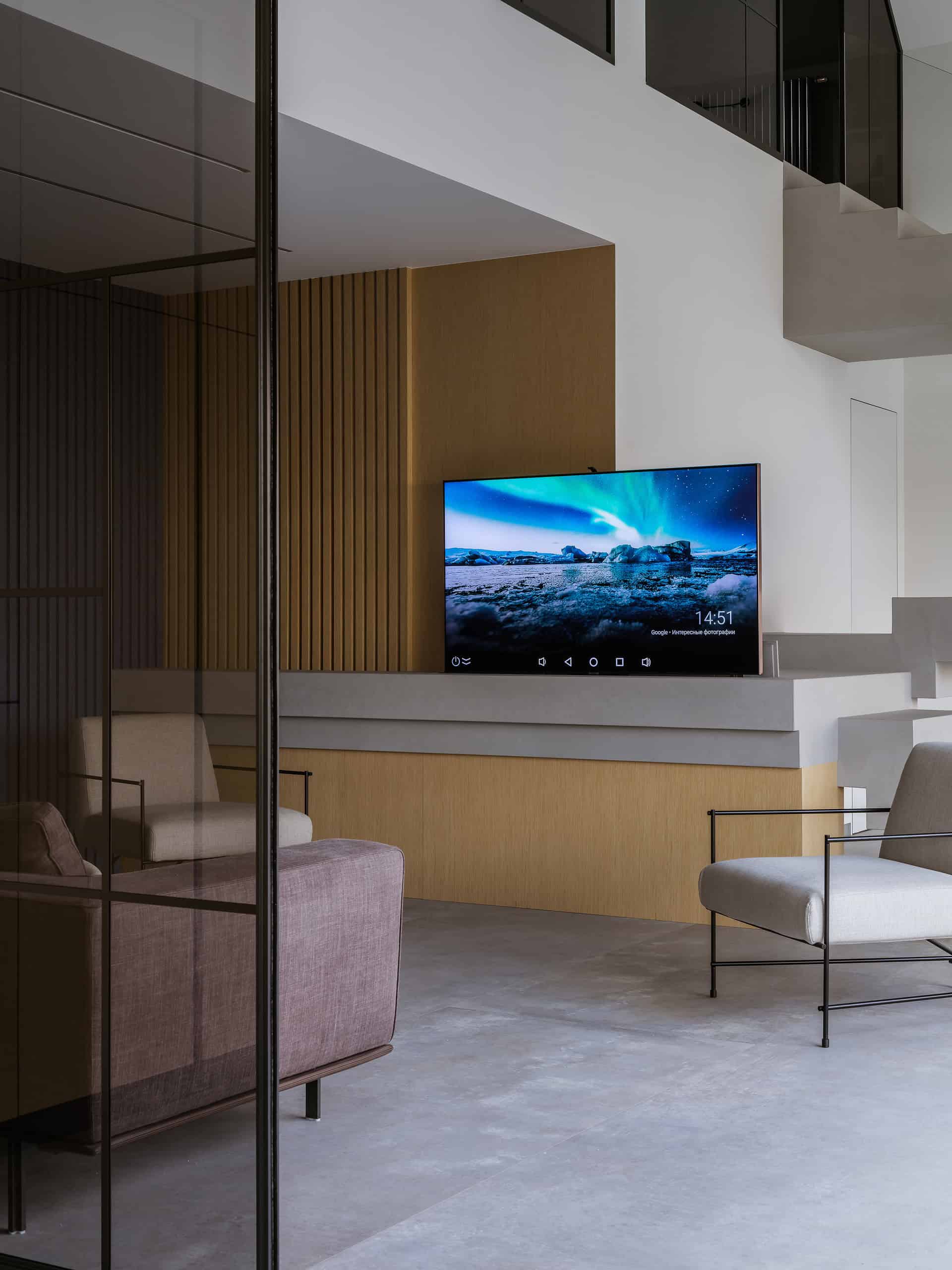 The House with a Soaring Staircase: A Minimalist Renovation by Makedesign Studio The House with a Soaring Staircase: A Minimalist Renovation by Makedesign Studio