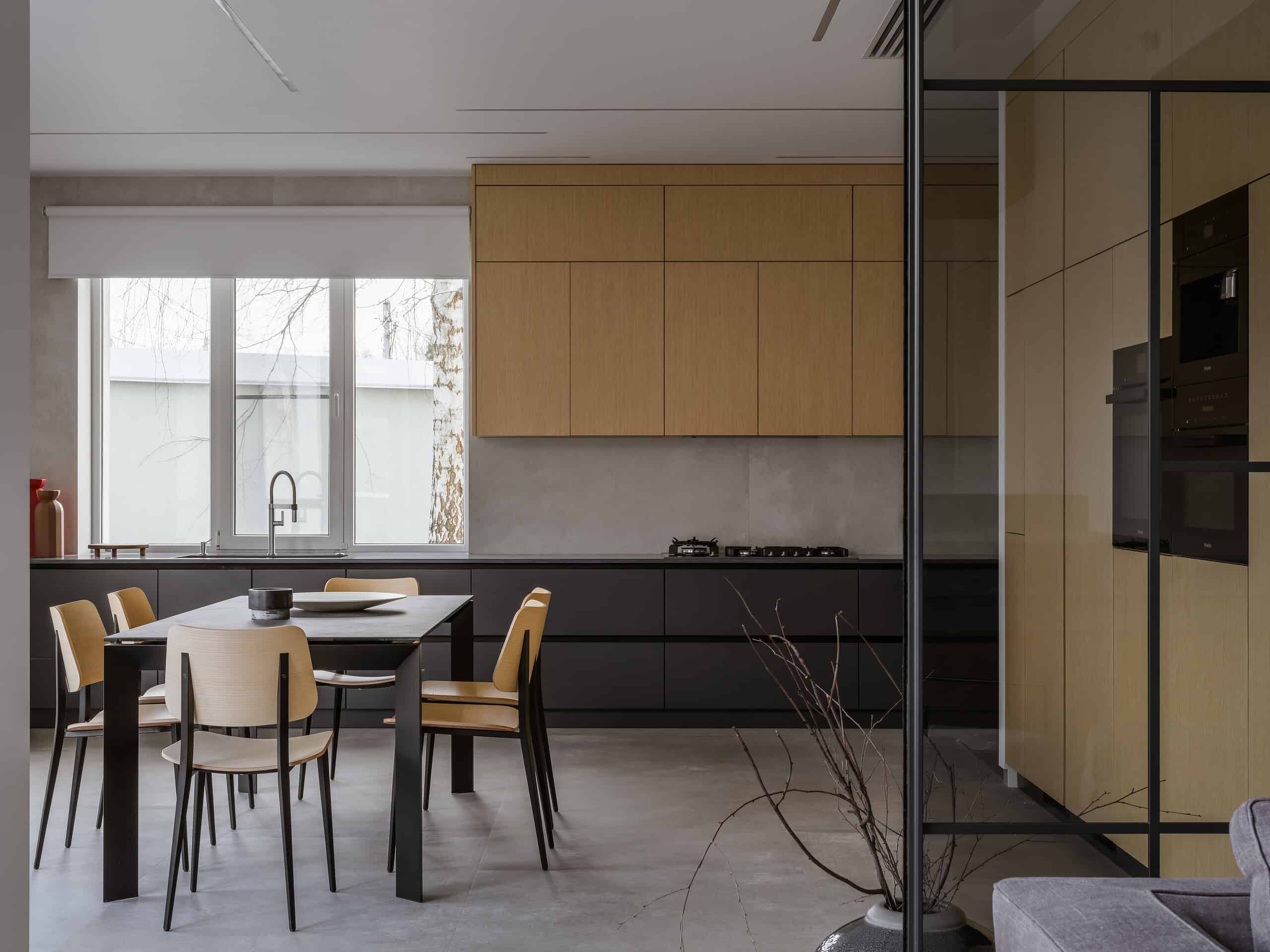 The House with a Soaring Staircase: A Minimalist Renovation by Makedesign Studio The House with a Soaring Staircase: A Minimalist Renovation by Makedesign Studio