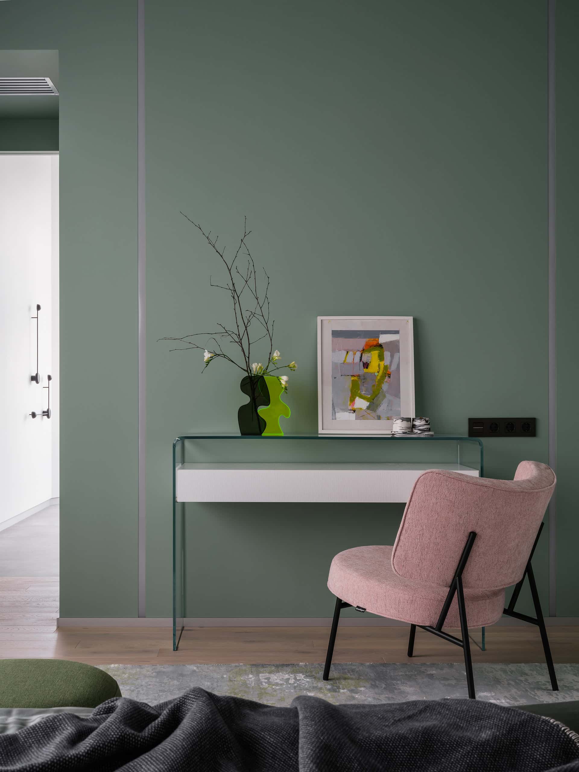 The House with a Soaring Staircase: A Minimalist Renovation by Makedesign Studio The House with a Soaring Staircase: A Minimalist Renovation by Makedesign Studio