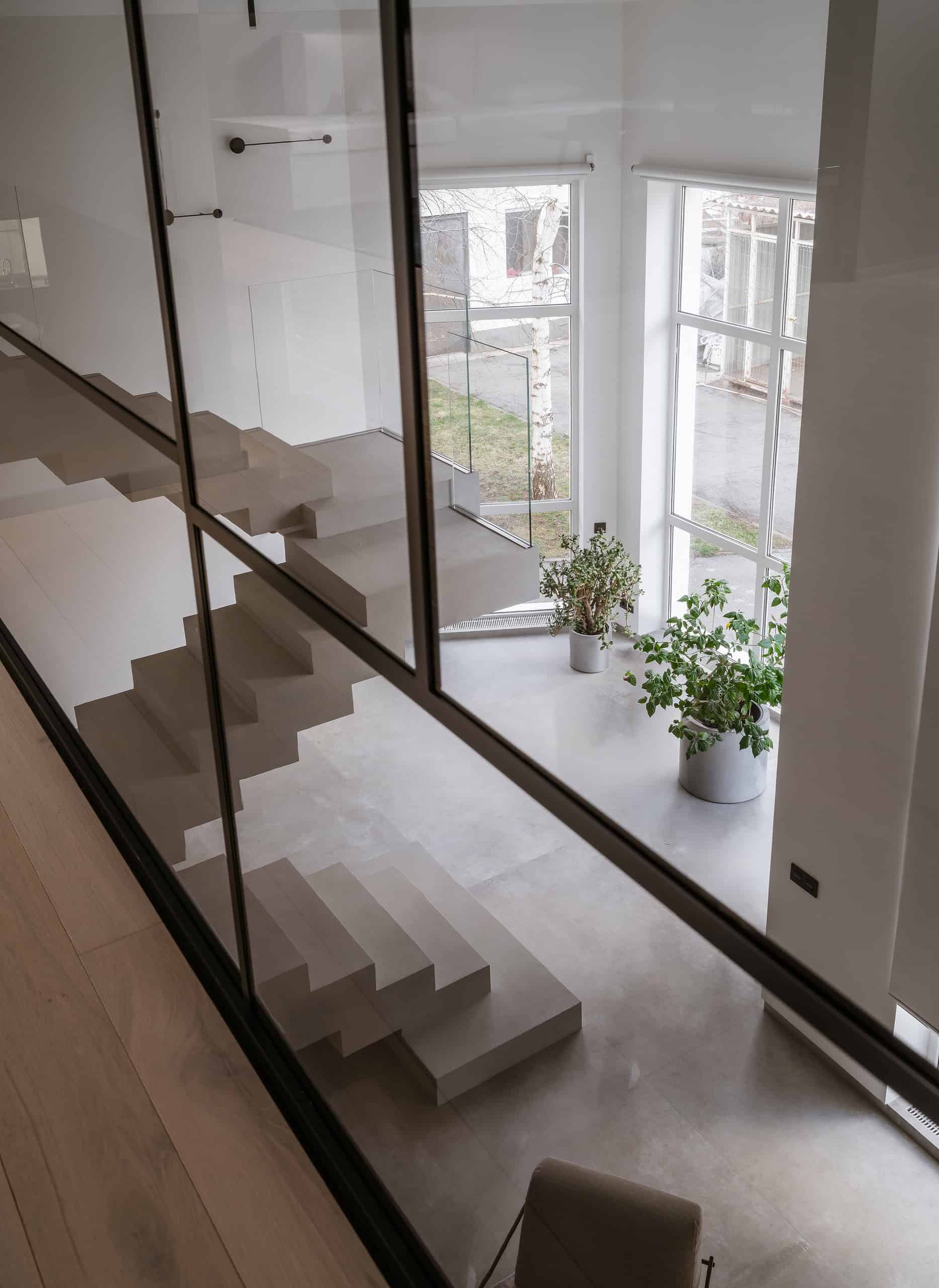 The House with a Soaring Staircase: A Minimalist Renovation by Makedesign Studio The House with a Soaring Staircase: A Minimalist Renovation by Makedesign Studio