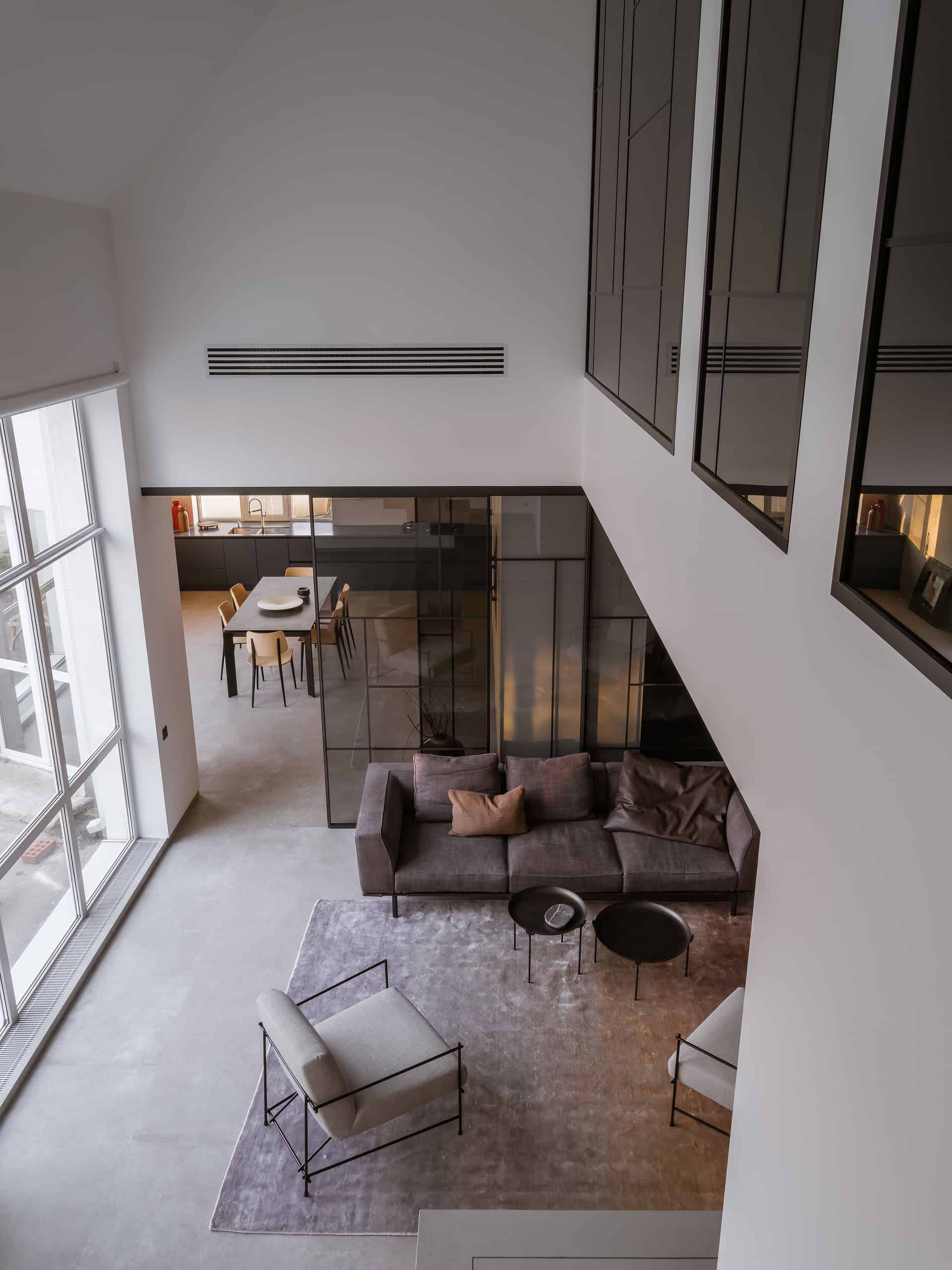 The House with a Soaring Staircase: A Minimalist Renovation by Makedesign Studio The House with a Soaring Staircase: A Minimalist Renovation by Makedesign Studio