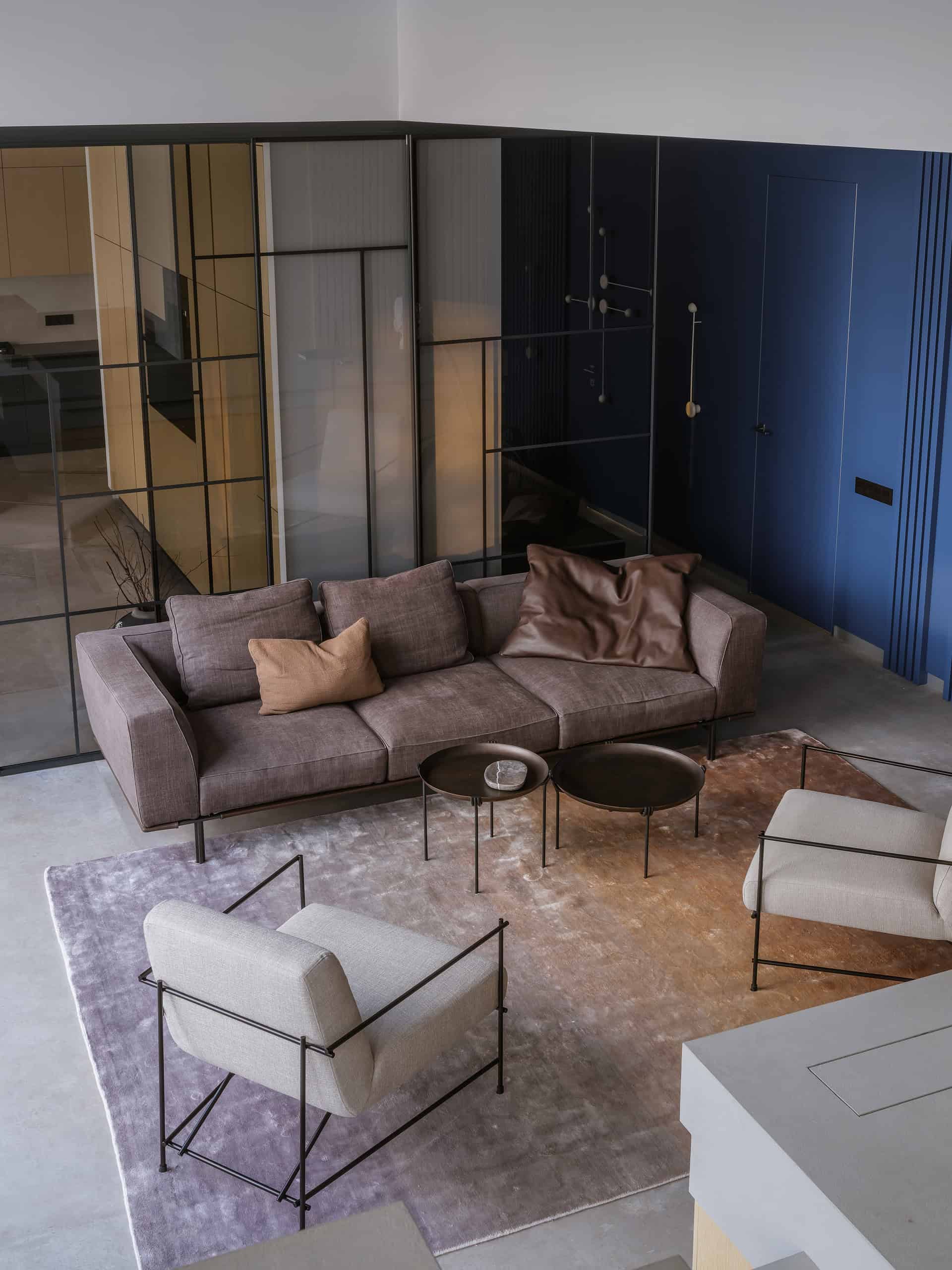 The House with a Soaring Staircase: A Minimalist Renovation by Makedesign Studio The House with a Soaring Staircase: A Minimalist Renovation by Makedesign Studio