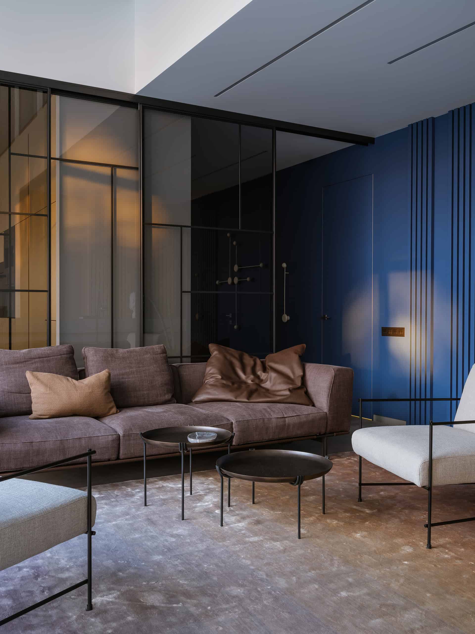 The House with a Soaring Staircase: A Minimalist Renovation by Makedesign Studio The House with a Soaring Staircase: A Minimalist Renovation by Makedesign Studio