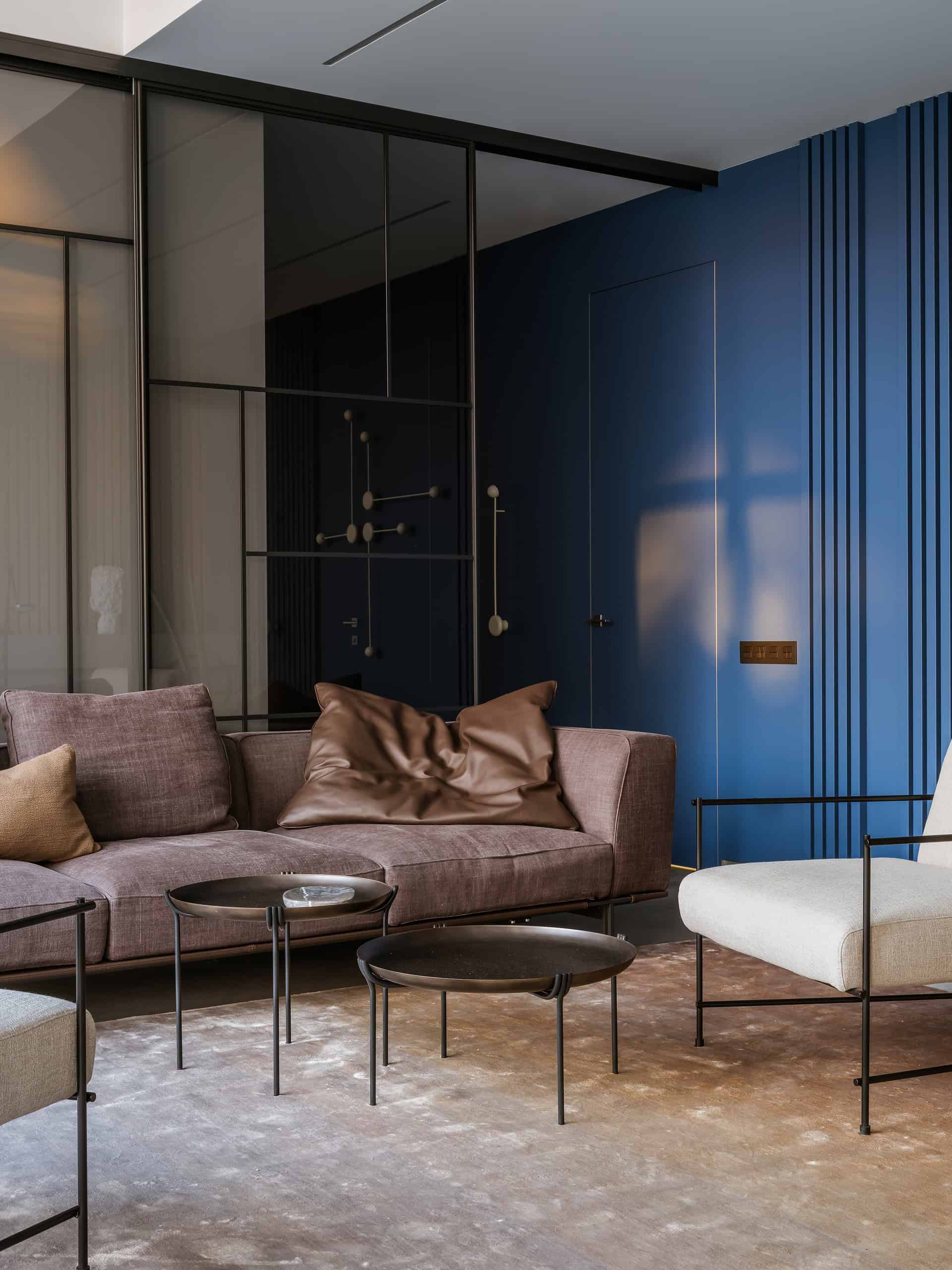 The House with a Soaring Staircase: A Minimalist Renovation by Makedesign Studio The House with a Soaring Staircase: A Minimalist Renovation by Makedesign Studio