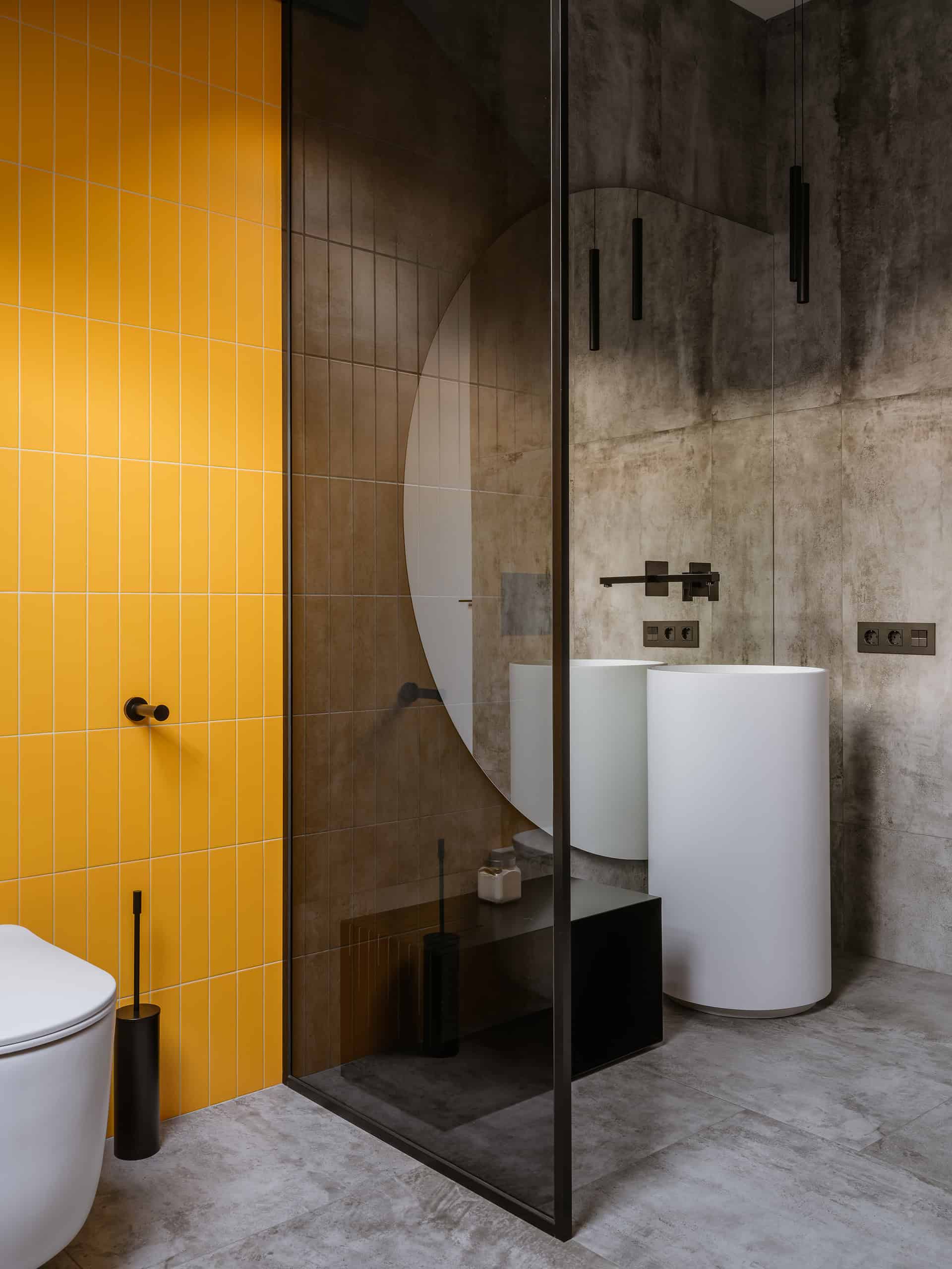 The House with a Soaring Staircase: A Minimalist Renovation by Makedesign Studio The House with a Soaring Staircase: A Minimalist Renovation by Makedesign Studio