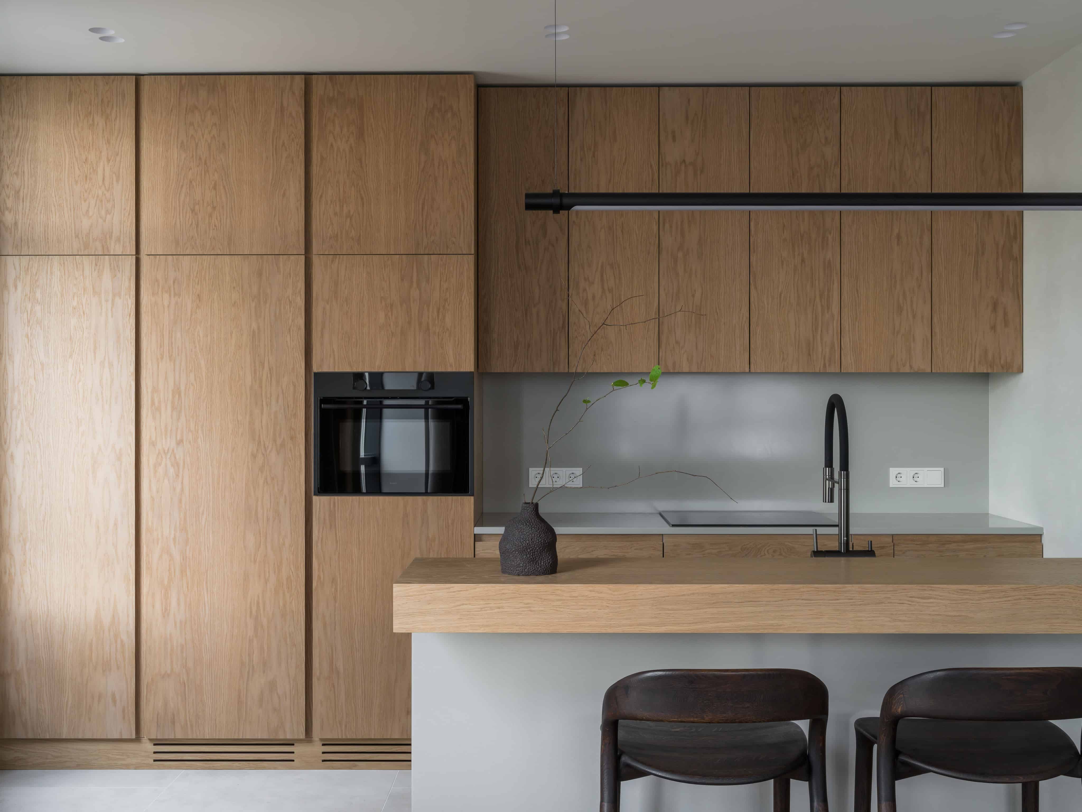 Minimalist Modern Dining Kitchen Design 5 Seamless kitchen cabinetry with built-in appliances and clean linear lighting.