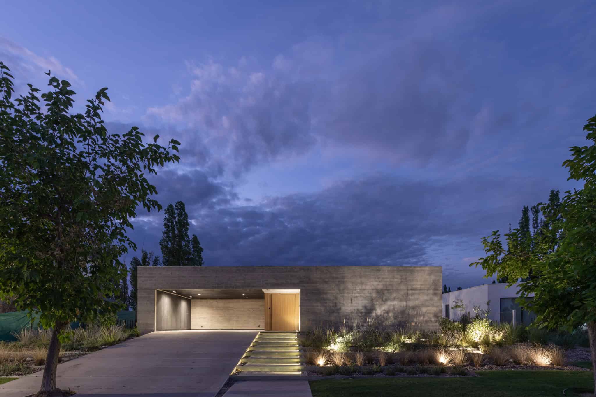 AV House by A4estudio: A Sculpted Concrete Refuge in Mendoza